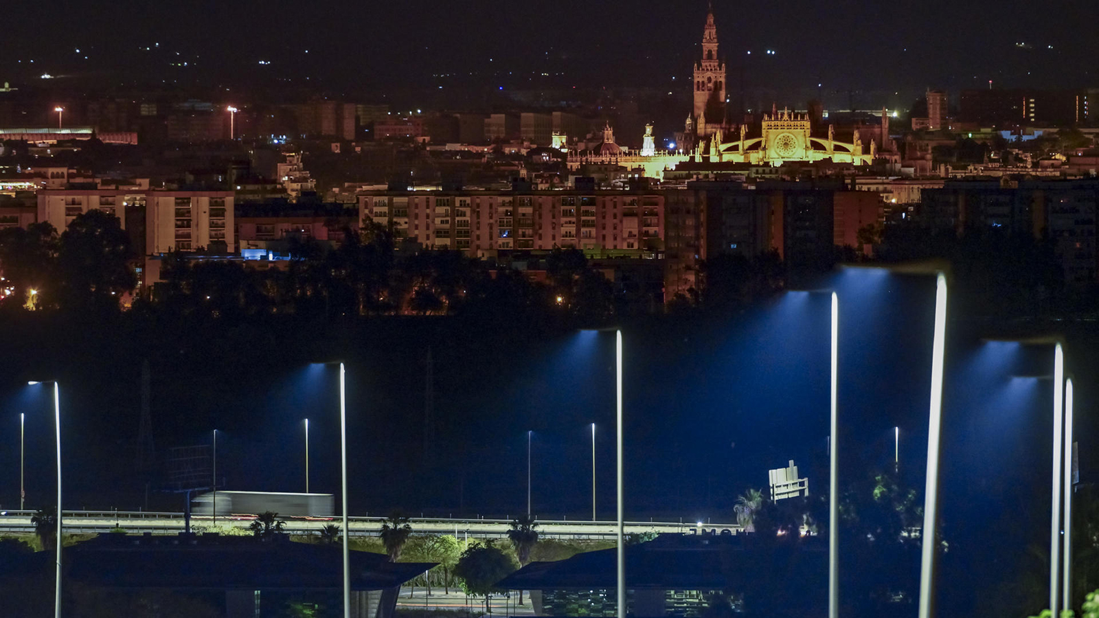 Muchas zonas del casco urbano de Sevilla continúan sin suministro eléctrico tras el apagón general que ha afectado hoy a la Península Ibérica.  - EFE/ Raúl Caro