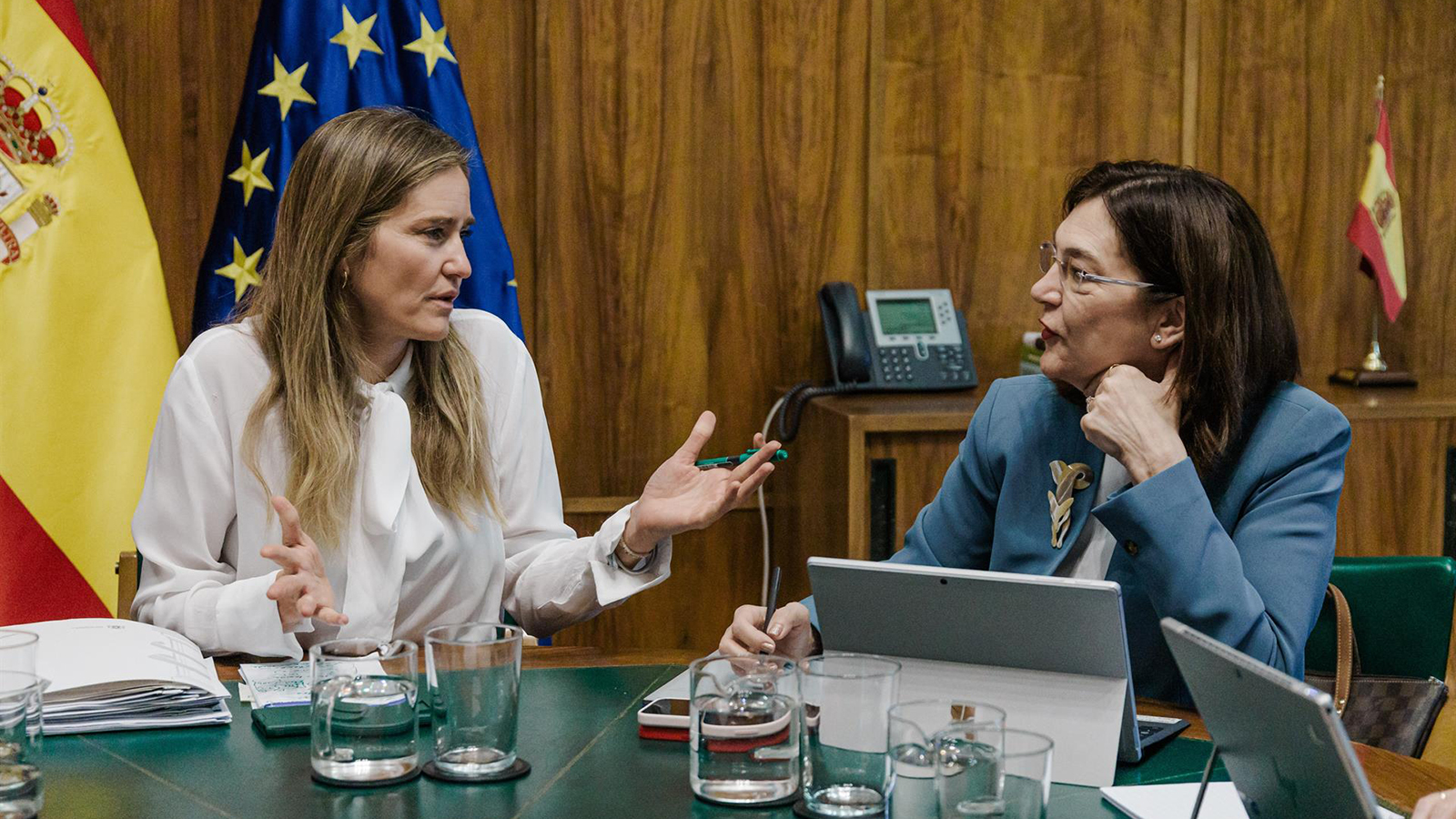La vicepresidenta del Gobierno, Sara Aagesen y la presidenta de la CNMC, Cani Fernández, durante una reunión en la sede del Ministerio. - Carlos Luján - Europa Press