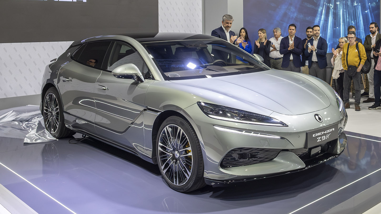 El Denza Z9 GT será el modelo que lo estrene en Europa.  - Denza /></p><p>Desde BYD se plantea que esta carga rápida transformará la manera en la que los usuarios ven la autonomía, argumentando que n<strong>o será necesario poseer baterías de grandes capacidades</strong> porque “los clientes no querrán más de 300 km de autonomía” si pueden recargar tan rápido, ahorrando coste y peso en los vehículos.</p>
<p>Aunque esta carga ultrarrápida es espectacular, actualmente solo algunos vehículos específicos de BYD, con <strong>baterías diseñadas especialmente para soportar esas potencias</strong>, pueden aprovecharla plenamente. Entre ellos están el BYD Han L, el Tang L y el comentado Denza Z9 GT.</p>
<blockquote><p>Relacionado:</p><p><a href=