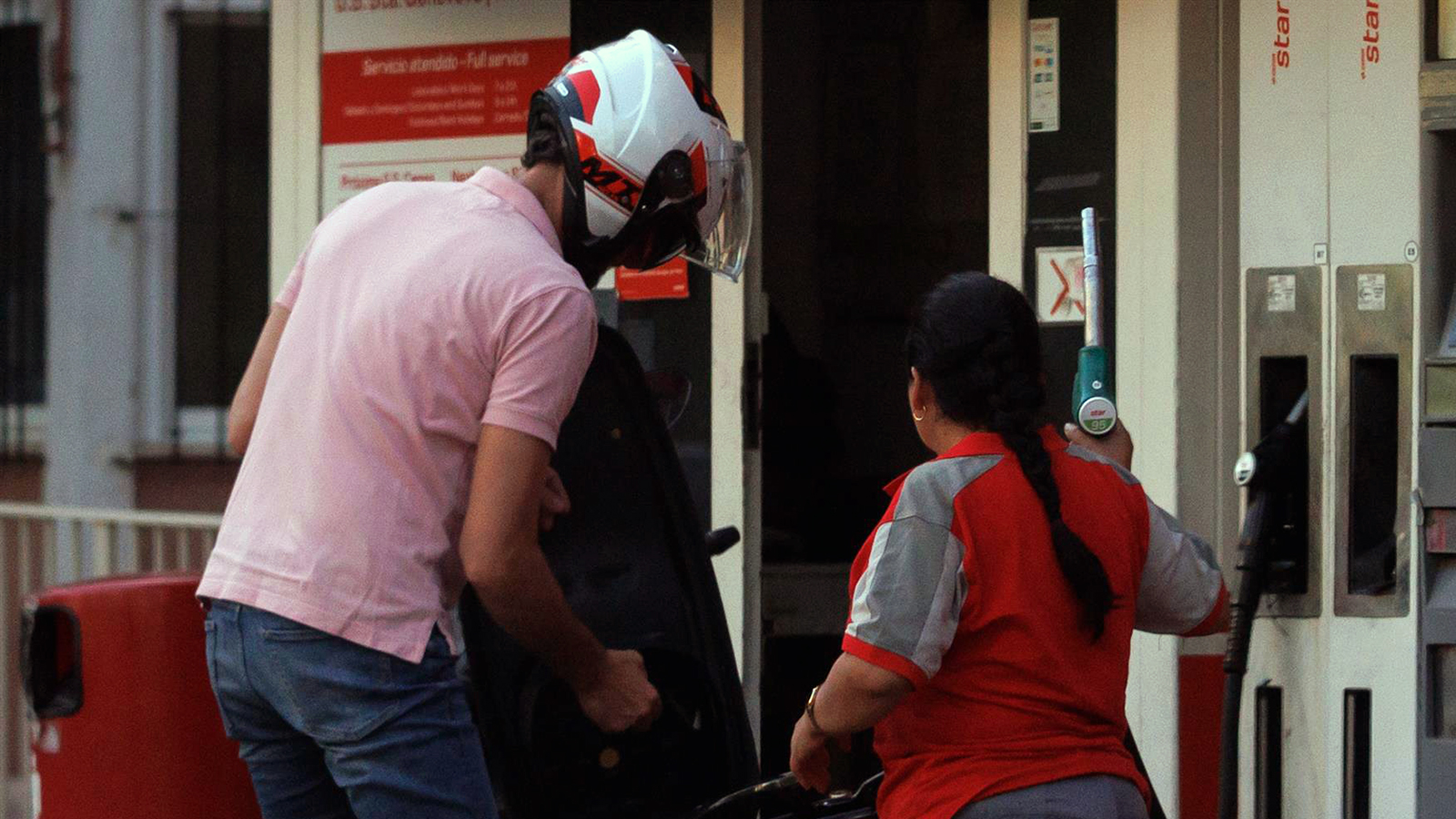 Un hombre echa carburante a su vehículo en una gasolinera. - Alejandro Martínez Vélez - Europa Press