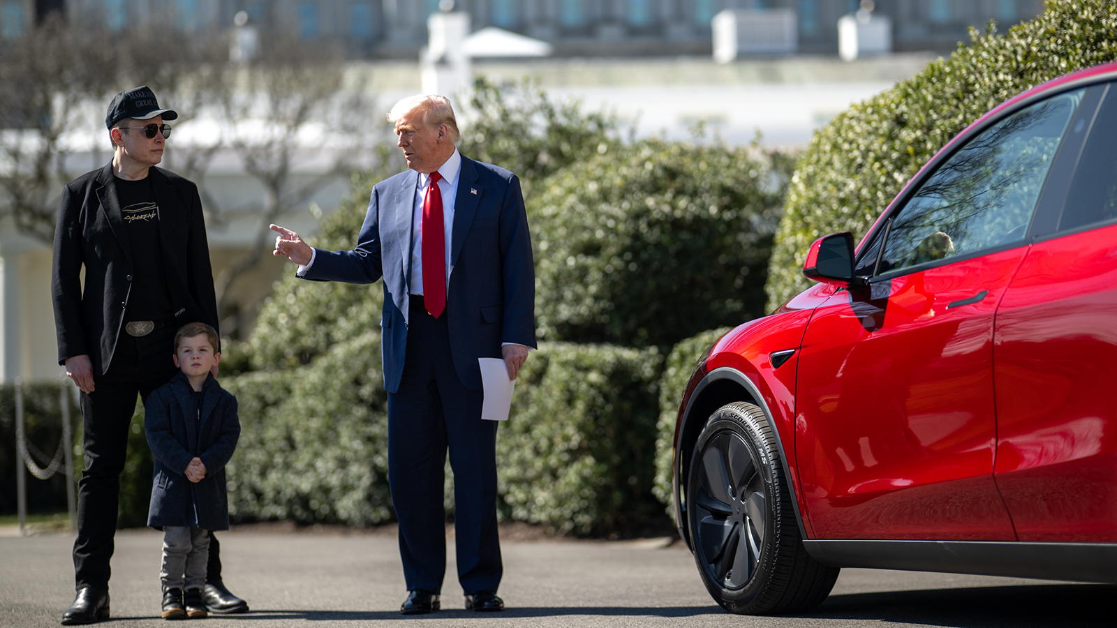 El CEO de Tesla, Elon Musk y el presidente de EEUU, Donal Trump, junto a un vehículo Tesla. - @POTUS /></p><p><strong>El caso Tesla es especialmente llamativo</strong>: el símbolo del cambio hacia la movilidad sostenible está siendo evitado por una parte pesada de compradores debido a la figura de Musk y sus controversias, que van desde afinidades políticas polémicas hasta actitudes que han generado rechazo mediático.</p>
<p>Algunos fanáticos separan el producto del hombre, pero el estudio muestra que para muchos <strong>la imagen personal del CEO pesa más, afectando ventas y, por ende, la cuota de mercado de la compañía</strong>. Así, Tesla enfrenta el desafío de mantener su liderazgo tecnológico mientras gestiona la reputación pública de su máximo representante.</p>
<p>El futuro de la movilidad eléctrica no solo se escribe con baterías y motores, también con la gestión de la confianza pública. Lo que comenzó como un mercado con criterios principalmente técnicos ha evolucionado hasta un <strong>escenario donde la política y la imagen tienen un papel clave</strong>. Tesla es el mejor ejemplo de esta nueva realidad, que obliga a la industria a mirar más allá del coche.</p></div></body></html>