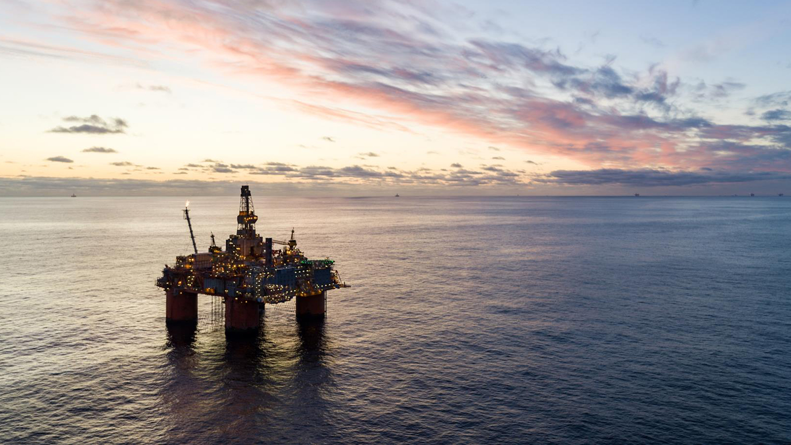 Equinor's Storre, plataforma petrolera en el Mar de Noruega, con otras plataformas petroleras visibles en el horizonte. - Equinor - BO B. Randulff & Even Kleppa