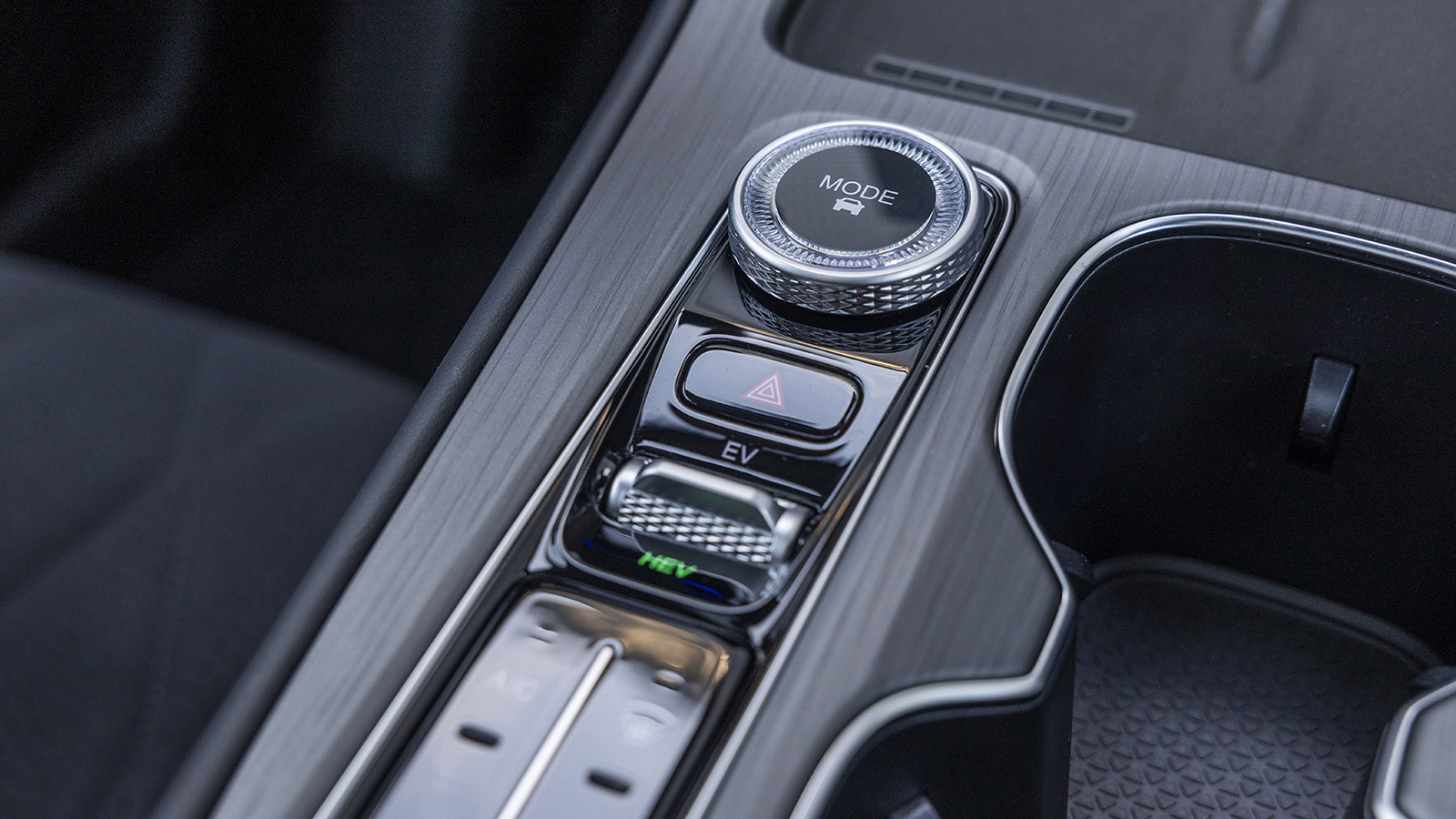 Hay varios modos de conducción aunque siempre se prioriza el uso del motor eléctrico.  - EBRO /></p><p>Pero el punto determinante lo ofrecen los <strong>dos bloques eléctricos con los que se combinan</strong>, uno actuando como impulsor y otro como generador, situación que le permite al sistema funcionar de diversas maneras, es decir, como híbrido en serie, en paralelo y lógicamente como eléctrico puro. El motor que puede mover las ruedas <strong>genera 204 CV</strong> e igualmente mueve de manera muy ágil al conjunto. Ahora bien, es cuando trabajan al unísono cuando estos Ebro PHEV y aunque desde la marca no quieren confirmar la potencia conjunta ya que sus curvas son diferentes, si cogemos como guía el propio Jaecoo 7 SHS podríamos decir que declara unos 340 CV aproximadamente, posicionándose muy por delante de los que serán sus principales rivales. Si bien las prestaciones no son para tirar cohetes, pues el <strong>0 a 100 km/h lo realizan en 9 segundos (s800)</strong>, lo que realmente se busca es maximizar la eficiencia.</p>
<p><img src=