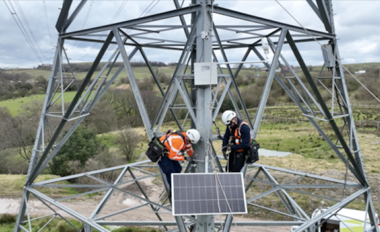 La tecnología de clasificación dinámica de línea permite maximizar la cantidad de energía que se puede transmitir de forma segura a través de la línea. - National Grid /></p><p>Históricamente, las líneas de transmisión eléctrica se han operado con una clasificación de línea "estática", calculada a partir de valores conservadores y estáticos para condiciones meteorológicas hipotéticas. Las clasificaciones de línea "dinámicas" de LineVision determinan los límites de capacidad combinando las propiedades del conductor en tiempo real con las condiciones meteorológicas pronosticadas, lo que permite operaciones de red más informadas y aumenta de forma segura los límites operativos.</p>
<p>LineVision es una de las tecnologías innovadoras que National Grid está implementando para mejorar la red existente y aumentar su eficiencia. Otras tecnologías incluyen controladores avanzados de flujo de potencia, que dirigen la energía de forma inteligente e instantánea a través de los circuitos con capacidad disponible, y el uso de drones e Inteligencia Artificial (IA) para la monitorización diaria de las líneas aéreas.</p>
<p>Los sensores, ya activos en los circuitos entre Penwortham y Daines, y entre Norton y Thornton, monitorizan las condiciones en tiempo real para aumentar la capacidad de la línea más allá de las estimaciones estáticas. Se espera que la implementación ahorre hasta 20 millones de libras anuales y permita el suministro de energía renovable suficiente para abastecer a 75.000 hogares.</p>
<h3>Aumento de la capacidad</h3>
<p>"Esto aumentará la capacidad de nuestra infraestructura existente y ayudará a aumentar la capacidad de la red para la energía renovable", afirmó Corin Ireland, ingeniera de optimización SO:TO en National Grid.</p>
<p>El director ejecutivo de LineVision, Hudson Gilmer, dijo que el proyecto “ofrecerá rápidamente beneficios reales a los clientes” y fortalecerá la confiabilidad de la red.</p>
<p>La medida es parte de un programa de inversión más amplio de National Grid para modernizar la red y respaldar los objetivos de cero emisiones netas, incluida nueva infraestructura en el marco de The Great Grid Upgrade.</p>
<p></p>
<p></p></div></body></html>