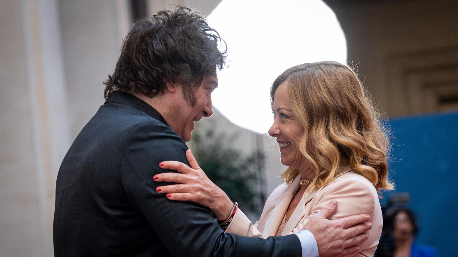 La primera ministra de Italia, Giorgia Meloni, recibe al presidente de Argentina, Javier Milei, en Roma. - Stefano Costantino/SOPA Images v / DPA