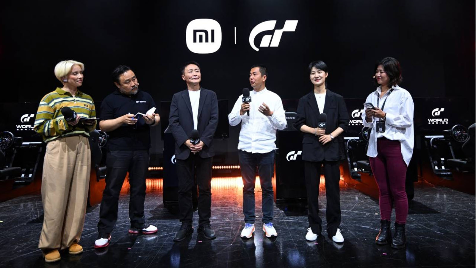 Momento en el que se anuncia la colaboración entre Xiaomi y Gran Turismo.  - Xiaomi.  /></p><p>En mayo de 2025, el creador de <em>Gran Turismo</em>, Kazunori Yamauchi, se reunió con el fundador, presidente y CEO de Xiaomi Group, Lei Jun, en Beijing y durante la visita, <strong>Yamauchi realizó una prueba de conducción inmersiva de Xiaomi SU7 Ultra</strong> y visitó la fábrica de vehículos eléctricos de Xiaomi en Yizhuang y en el anuncio de la colaboración, Yamauchi destacó al Xiaomi SU7 Ultra como un modelo sobresaliente en el segmento de vehículos eléctricos inteligentes, señalando que su rendimiento competitivo en Nürburgring Nordschleife y demuestrando las formidables capacidades de ingeniería de Xiaomi EV.</p></div></body></html>