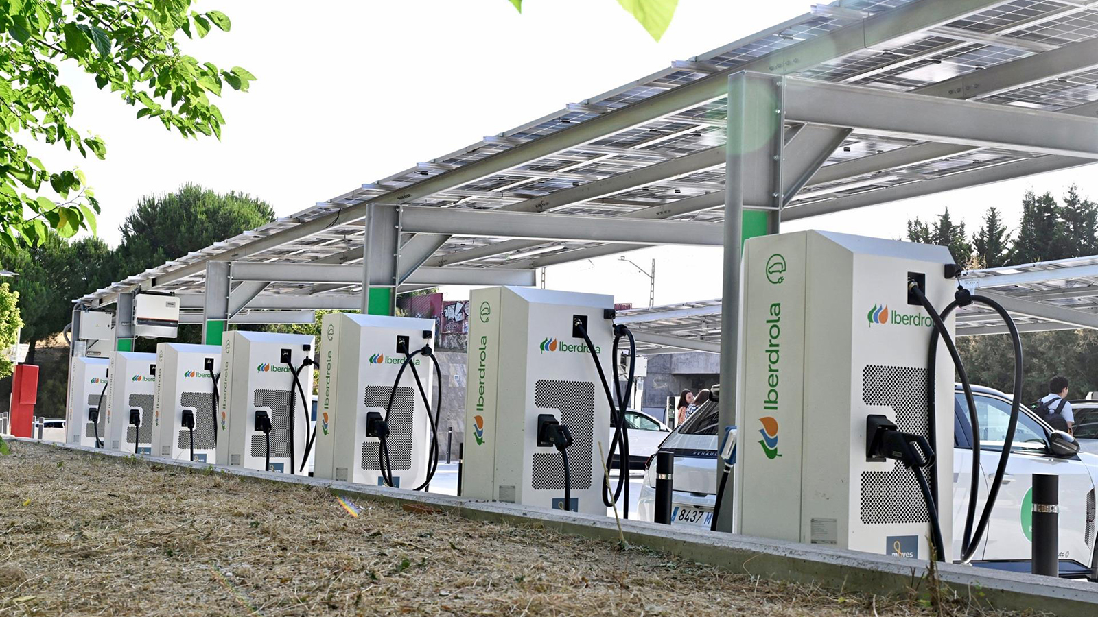 Puntos de recarga inaugurados por Iberdrola y la Comunidad de Madrid en Leganés. - Iberdrola /></p><p>Desde Aedive esperan que la red española <strong>aumente con unas 8.000 nuevas ubicaciones</strong> pues como expresa el director general de Aedive, Arturo Pérez de Lucía “si se mantiene este notable ritmo de instalación de infraestructuras, podríamos concluir el año con cerca de 55.000 puntos de recarga de acceso público operativos”.</p>
<blockquote><p>Relacionado:</p><p><a href=