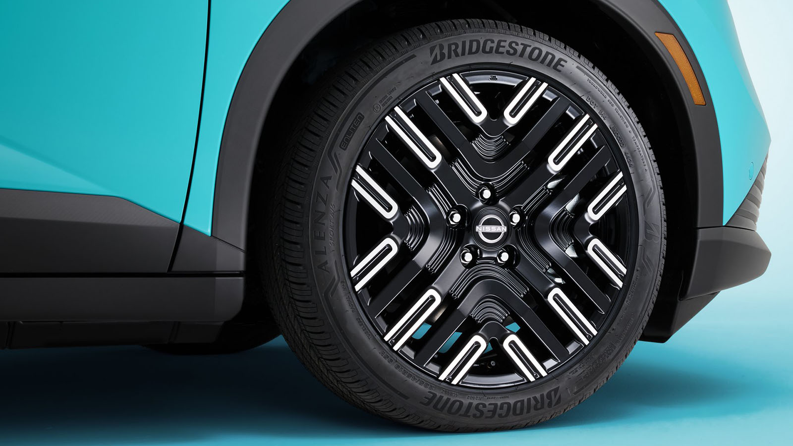 Las llantas pueden ser hasta de 19 pulgadas.  /></p><p>Una zaga en contraste en negro cuyos pilotos evocan a los de la <strong>familia Z</strong> y cuya forma variará en función de la versión. Por cierto, en lo que a personalización se refiere, además del techo en contraste en negro, destaca <strong>el tono azul eléctrico similar al que vimos cuando se presentó el <a href=