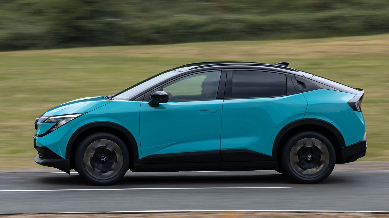 Su coeficiente aerodinámico de 0.25 le permite registrar una autonomía de más de 600 km.  - Nissan /></p><p>La peculiaridad de la gama del Leaf 2025 es que cada una de las versiones está ligada a una capacidad de batería diferente, <strong>si bien la química de las dos es de NMC (níquel-manganeso-cobalto) y están suministradas por AESC</strong>. En este caso hablamos de un escalón de acceso con 52 kWh de capacidad y otra más grande con 75 kWh. Lógicamente la autonomía entre ambas difiere siendo respectivamente de <strong>436 y 604 km.</strong></p>
<blockquote><p>Relacionado:</p><p><a href=