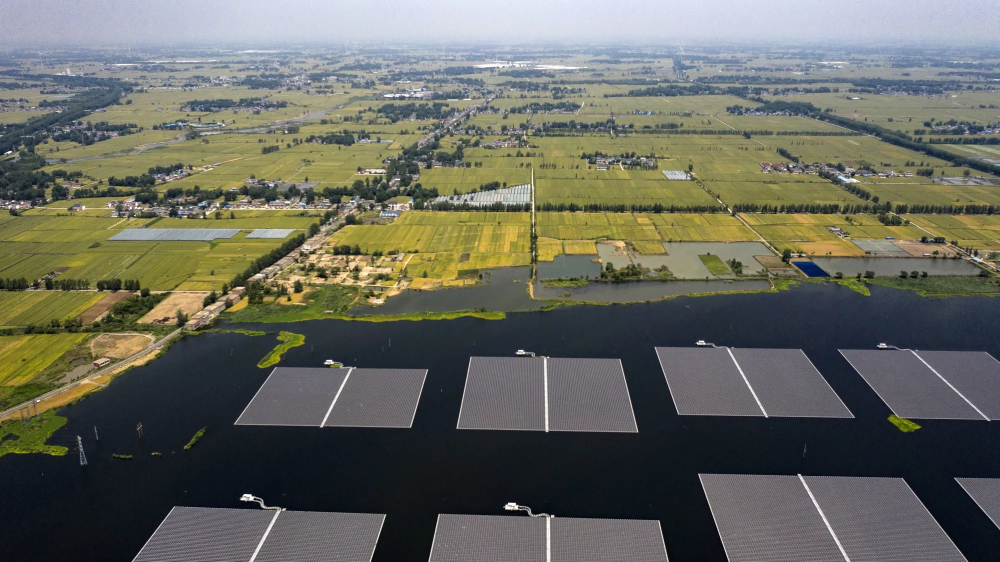 Planta solar fotovoltaica construida en una antigua mina de carbón en Huainan, China.