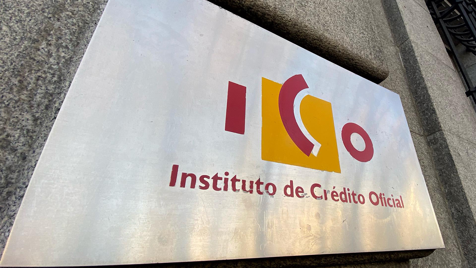 Placa con el logo del ICO (Instituto del Crédito Oficial), en una de las puertas de acceso de la sede, en el Paseo del Prado de Madrid (España).  - Eduardo Parra - Europa Press