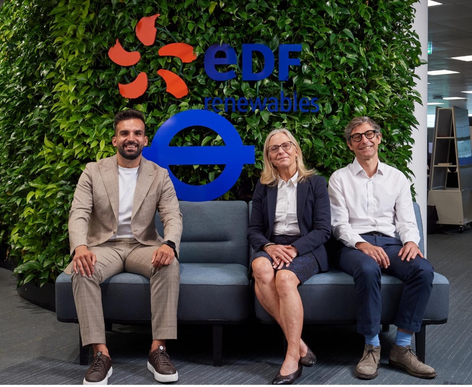 Mete Coban MBE, vicealcalde de Medio Ambiente y Energía; Lilli Matson, directora de Seguridad, Salud y Medio Ambiente de TfL, y el director ejecutivo de EDF Renewables, Matthieu Hue. - EDF Renewables /></p><p>El alcalde de Londres, Sadiq Khan, dijo que el acuerdo ayudaría a hacer de Londres “una ciudad con cero emisiones netas de carbono para 2030” y garantizaría que el transporte público siga siendo la opción más ecológica.</p>
<p>Matthieu Hue, director ejecutivo de EDF Renewables UK, afirmó: “Este acuerdo se basa en nuestro compromiso compartido con la sostenibilidad y la inversión en energías limpias».</p>
<blockquote><p>Relacionado:</p><p><a href=