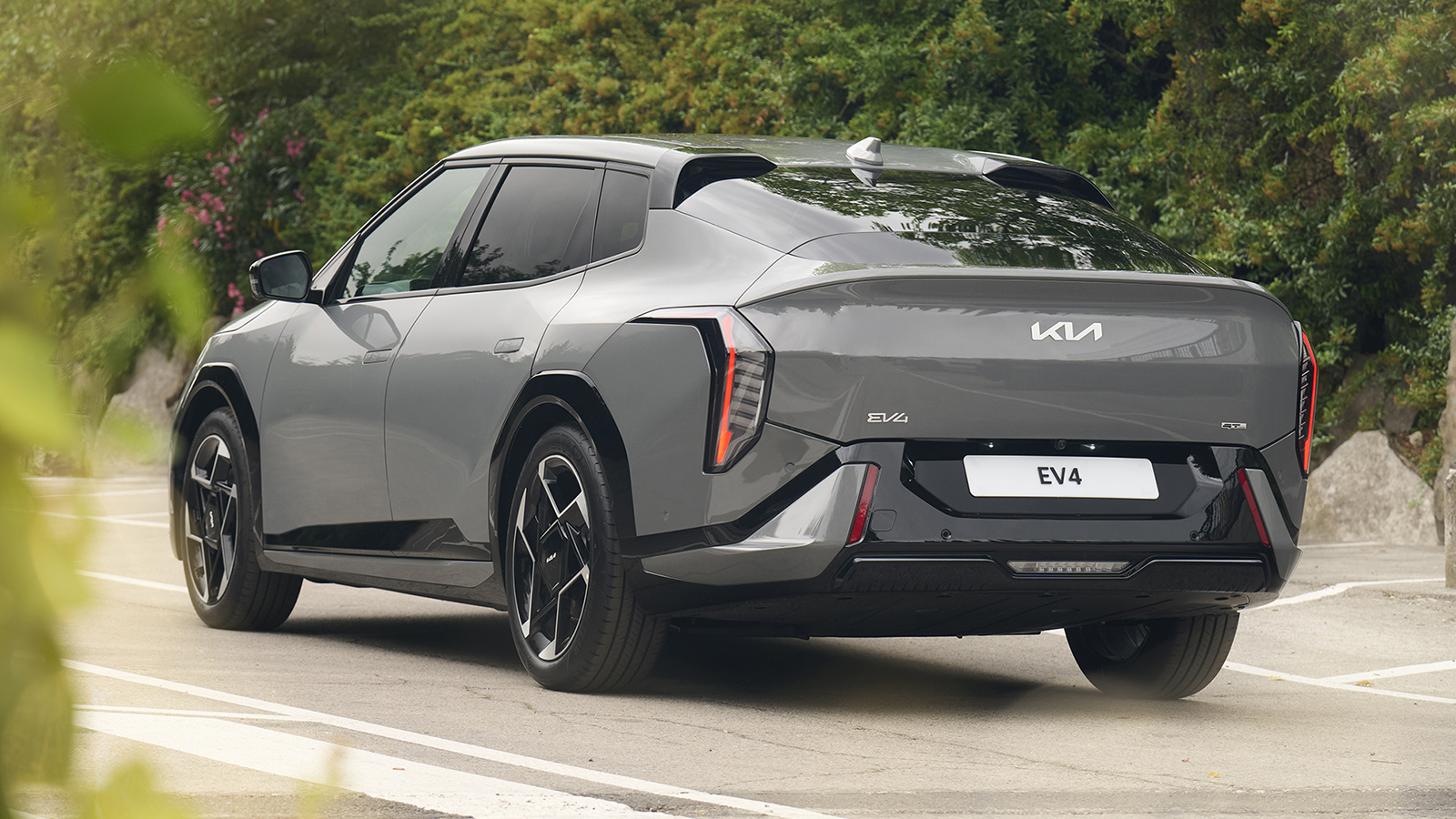 También puede escogerse con esta carrocería de tipo berlina coupé, el Fastback.  - Kia /></p><p>El EV4 se comercializa en dos versiones, una práctica cinco puertas y una variante <a href=