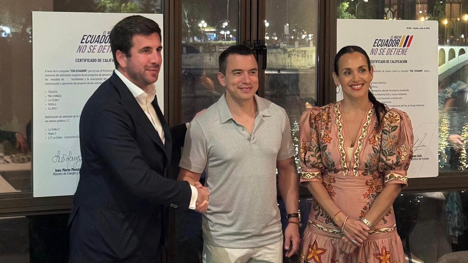 Enrique Riquelme, presidente ejecutivo de Cox; Daniel Noboa presidente de Ecuador; e Inés Manzano ministra de Energía y Minas de Ecuador; tras la firma del acuerdo. - Cox