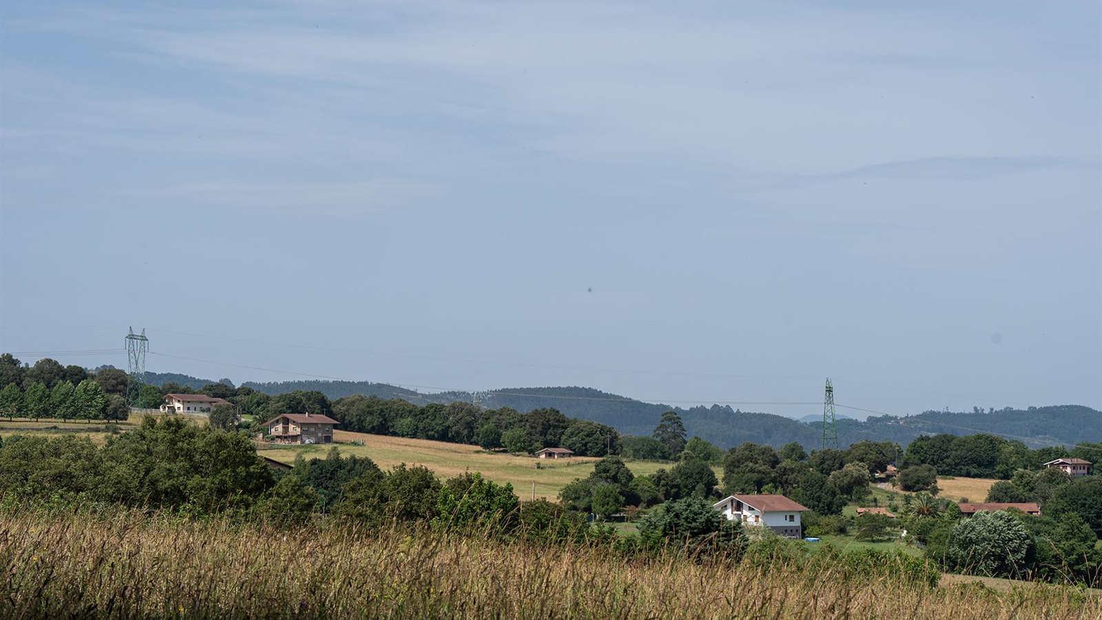 Líneas de alta tensión entre Gatika y Lemoiz previstas para su desmantelamiento dentro del proyecto de interconexión eléctrica de Red Eléctrica. - Iñaki Berasaluce - Europa Press