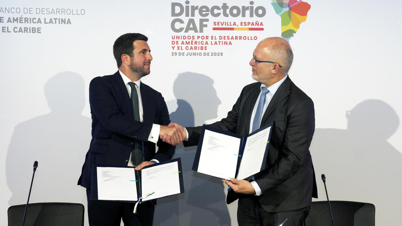 El presidente ejecutivo de Cox, Enrique Riquelme, y el vicepresidente del sector privado de CAF, Antonio Silveira, durante la firma del acuerdo. - Cox