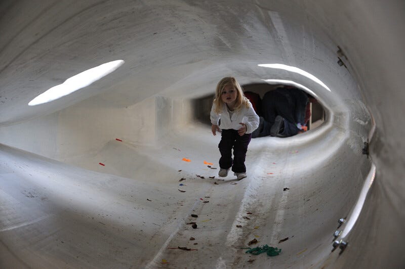 Una niña juega en el interior de una pala de un aerogenerador en un parque en Rotterdam.