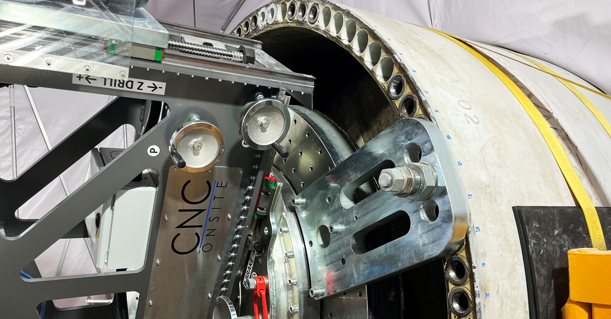  /></p><h3>Tecnología de remanufactura</h3>
<p>Dado que la operación y el mantenimiento (O&M) son cruciales para el rendimiento a largo plazo de las turbinas, es probable que la remanufactura (restaurar las piezas a una calidad igual o superior a la original) defina la forma en que el sector eólico aborda el mantenimiento en los próximos años.</p>
<p>Reemplazar bujes como actividad posventa es un proceso complejo que requiere una extracción y reinserción precisas para lograr una unión mecánica sólida.</p>
<p>Se instalaron tres carpas de trabajo industriales, cada una de 100 metros cuadrados y que albergaban una pala de rotor, como entornos limpios. En la primera carpa, se perforó una pala; en la segunda, se realizó el reemplazo del buje. En el tercero, se completó el aplanamiento final.</p>
<p>El método de We4Ce y CNC Onsite ofrece ventajas significativas: hasta un 60 % de ahorro en costes, menor tiempo de inactividad y beneficios medioambientales al eliminar el posible desperdicio de palas y su transporte, que normalmente generaría altos costes logísticos y emisiones de CO2.</p>
<h3>Perforación eficiente en palas de fibra de vidrio</h3>
<p>CNC Onsite diseñó y construyó una máquina a medida para perforar bujes defectuosos del laminado compuesto de las palas del rotor, creando orificios con dimensiones precisas para los repuestos.</p>
<p><img src=