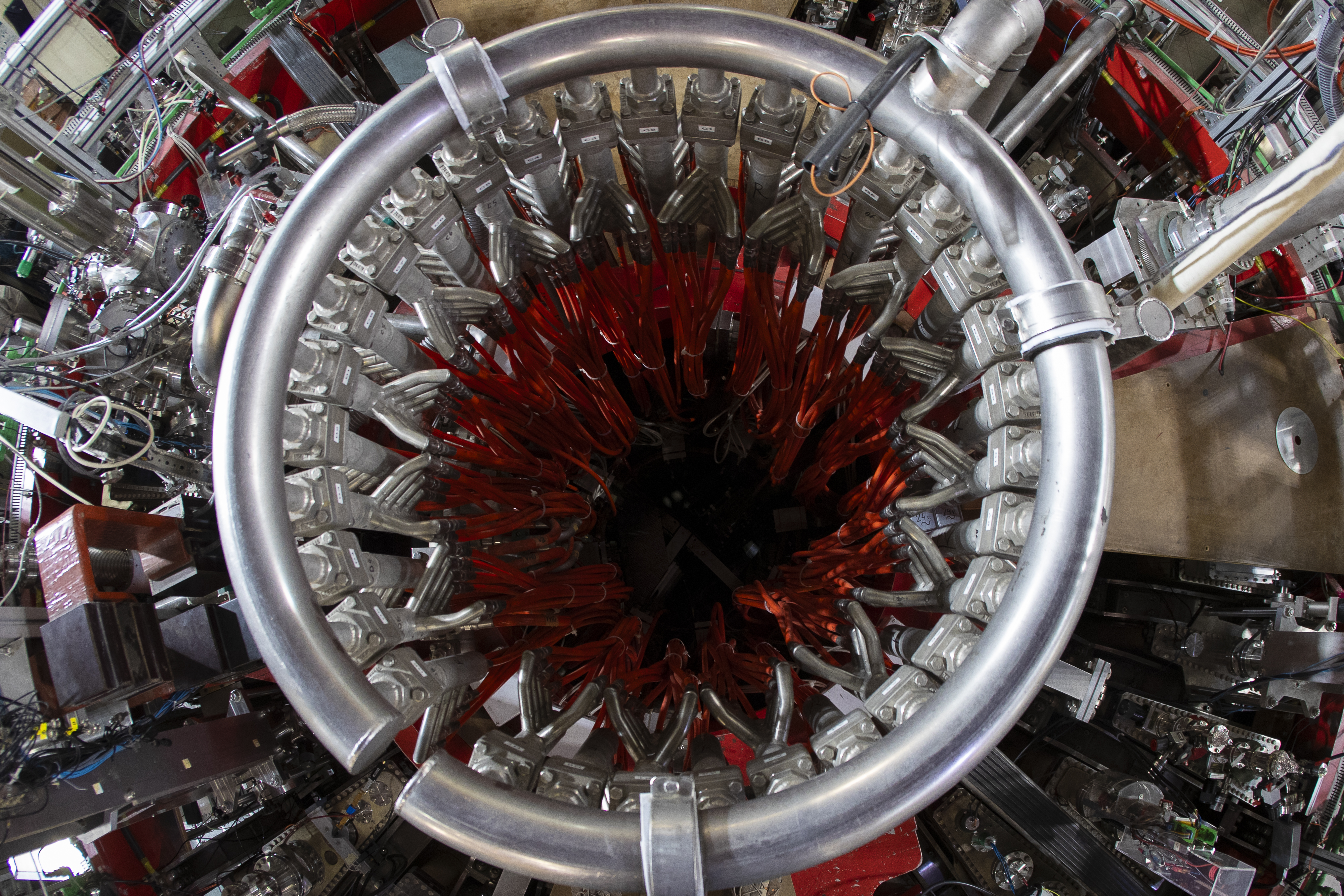 El JT II es un stellarator de tipo heliac diseñado para estudiar los principios físicos de la fusión nuclear. - FOTO: CIEMAT /></p><h3>Una plataforma única</h3>
<p>El CIEMAT, una institución clave en el desarrollo de tecnologías energéticas avanzadas en España, lidera investigaciones en el ámbito de la fusión nuclear como parte de EUROFusion, que agrupa a los principales centros de investigación europeos en este campo. Dentro de estas investigaciones, el Laboratorio Nacional de Fusión del CIEMAT opera el TJ-II, un <em>stellarator</em> de tipo <em>heliac</em> diseñado para estudiar los principios físicos de la fusión nuclear y optimizar los parámetros de los plasmas de fusión en entornos controlados. En funcionamiento desde 1998, el TJ-II tiene una configuración magnética compleja que permite explorar la dinámica del plasma con un alto grado de precisión y contribuye al proyecto ITER, dispositivo de fusión termonuclear experimental internacional.</p>
<p>La integración de tecnologías de IA generativa como <strong>IBM watsonx</strong> permitirá revolucionar la forma en que se procesan los datos de los experimentos en el TJ-II, facilitando el análisis de grandes volúmenes de datos y ayudando a identificar patrones ocultos que podrían ser esenciales para el avance de la investigación en fusión al añadir una capacidad de observación y análisis superior a la del ojo humano.</p>
<blockquote><p>El redactor recomienda: </p><ul><li><a href=