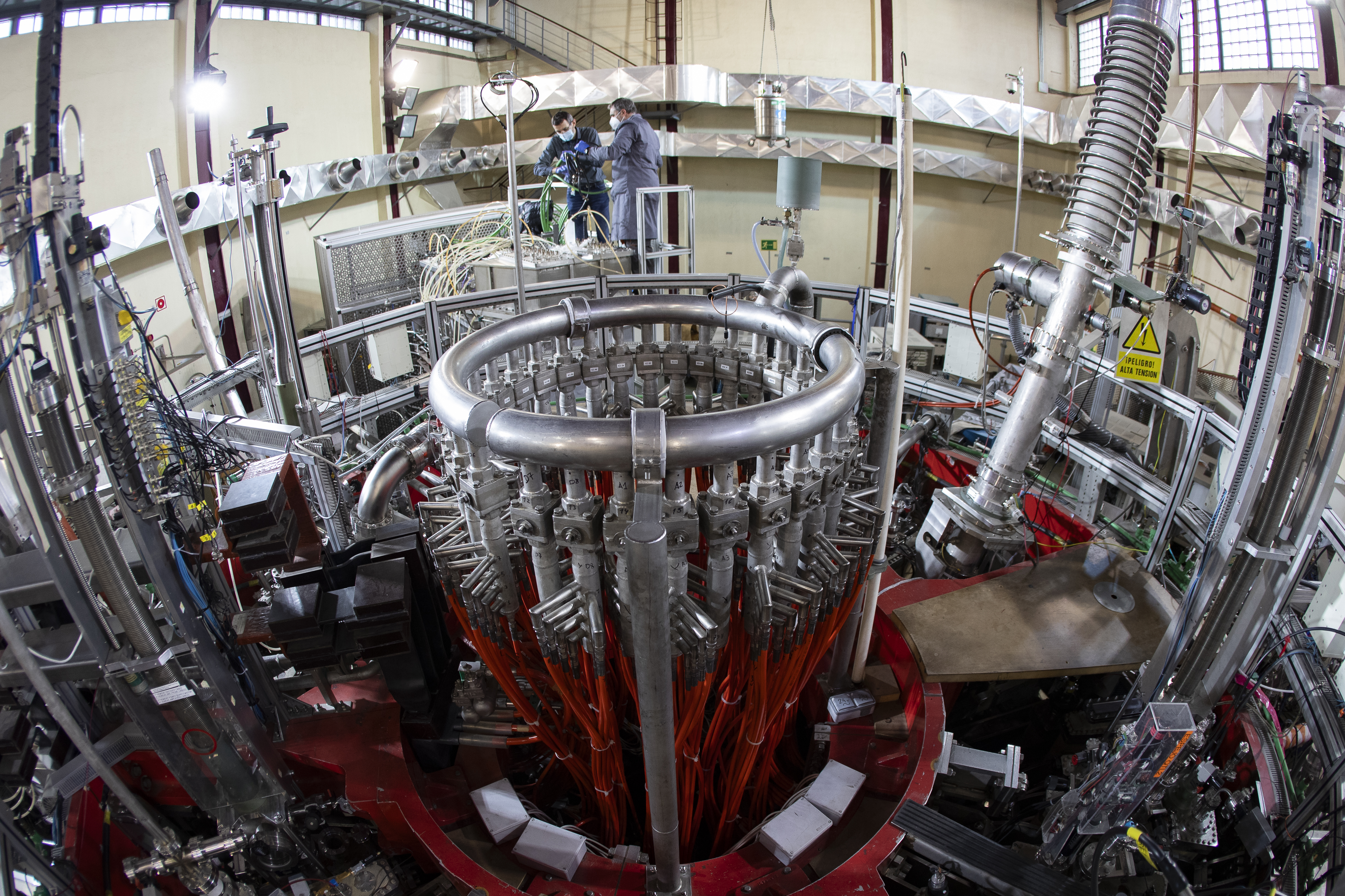 Científicos trabajando en el JT-II, el Sol Artificial español. - FOTO: CIEMAT /></p><h3>IA generativa aplicada a la investigación</h3>
<p>watsonx es el porfolio de productos de IBM para acelerar el impacto de la IA generativa. En el contexto de la colaboración con el Laboratorio Nacional de Fusión, watsonx se está utilizando para implementar casos de uso relacionados con el reconocimiento de patrones en señales e imágenes, la clasificación de datos experimentales y la generación de modelos predictivos. El proyecto incluye la creación de una plataforma de IA específica para datos de fusión nuclear, con especial énfasis en seguridad y adaptabilidad. <strong>Una plataforma que sido creada por un equipo de jóvenes estudiantes</strong> con un futuro brillante en la aplicación de la IA.</p>
<p>Entre los avances logrados destacan:</p>
<ul>
<li>Desarrollo de modelos de nube híbrida: permite la conectividad flexible entre los sistemas del TJ-II y los servicios de IBM para el procesamiento de datos.</li>
</ul>
<ul>
<li>Bases de datos vectoriales especializadas: facilitan el almacenamiento y la recuperación eficiente de datos experimentales.</li>
</ul>
<ul>
<li>Entrenamiento de modelos de lenguaje especializado: adaptados para trabajar con los datos únicos generados por el dispositivo TJ-II, con el objetivo de validar científicamente los resultados obtenidos mediante IA generativa.</li>
</ul>
<p><img src=