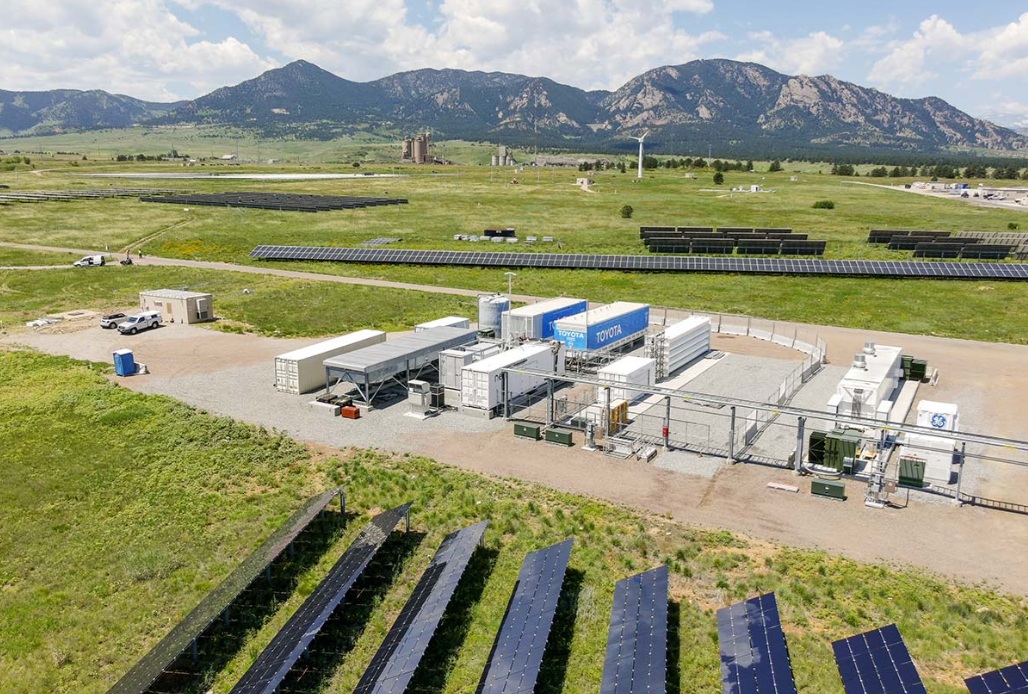 Vista aérea de un campus de investigación que muestra conjuntos de paneles solares y otras instalaciones con montañas al fondo. - NREL /></p><p>Con datos de ambos aeropuertos y sus respectivas empresas de servicios públicos, los investigadores han modelado detalladamente los sistemas y las cargas eléctricas de los socios. Próximamente, traducirán esta información a hardware real de servicios públicos con ARIES, que podrán utilizar para emular flotas de carga de aeronaves eléctricas y equipos terrestres. Esto mostrará cómo los componentes de servicios públicos gestionan grandes cargas e interrupciones imprevistas. También mostrará cómo los sistemas eléctricos de los aeropuertos pueden configurarse para uso local: como fuente de energía de respaldo y como posible fuente de ingresos económicos.</p>
<p>ÆNodes busca facilitar la transición de los ecosistemas de aviación, servicios públicos y aeropuertos en general. Al analizar esto ahora, estamos identificando soluciones potenciales de forma proactiva para mejorar la resiliencia desde las perspectivas económica, energética y de transporte, afirmó Cary.</p>
<h3>Prepárense para el despegue</h3>
<p>Dada la armonía entre los aviones eléctricos y los vuelos de corta distancia, y los constantes avances en la tecnología aeronáutica, los próximos pasos en los aeropuertos podrían ser trascendentales. El NREL y la NASA quieren garantizar que quienes toman las decisiones en aviación tengan una visión clara de la pista.</p>
<p>“Las aeronaves eléctricas están en proceso de certificación; ahora es el momento de prepararse”, dijo Cary. “Existe un ciclo completo de adopción para implementar una red y adaptarla a la demanda que los aeropuertos esperan ver. El NREL puede ayudar a los aeropuertos a tomar esas decisiones eficazmente”.</p>
<p>Según el análisis del NREL, los aeropuertos pueden optimizar el valor de sus inversiones energéticas mediante la generación local de energía, como el almacenamiento en baterías, y el suministro de electricidad a la red local para reforzar su fiabilidad. Para hacer realidad esta visión de los aeropuertos como nodos energéticos, el NREL demostrará que las instalaciones eléctricas transformadoras son seguras y valiosas, y aprovechará los conocimientos adquiridos en su colaboración con la Administración Federal de Aviación (FAA) en torno a las aeronaves eléctricas.</p>
<p>ÆNodes se centra en todas las cargas de un aeropuerto. Llevamos los resultados de las emulaciones eléctricas a la compañía eléctrica y les decimos: "Aquí está la carga y, según tu sistema, puedes hacerlo de esta manera", dijo Cary. "Después, podemos aplicar el mismo modelo en todos los aeropuertos".</p></div></body></html>