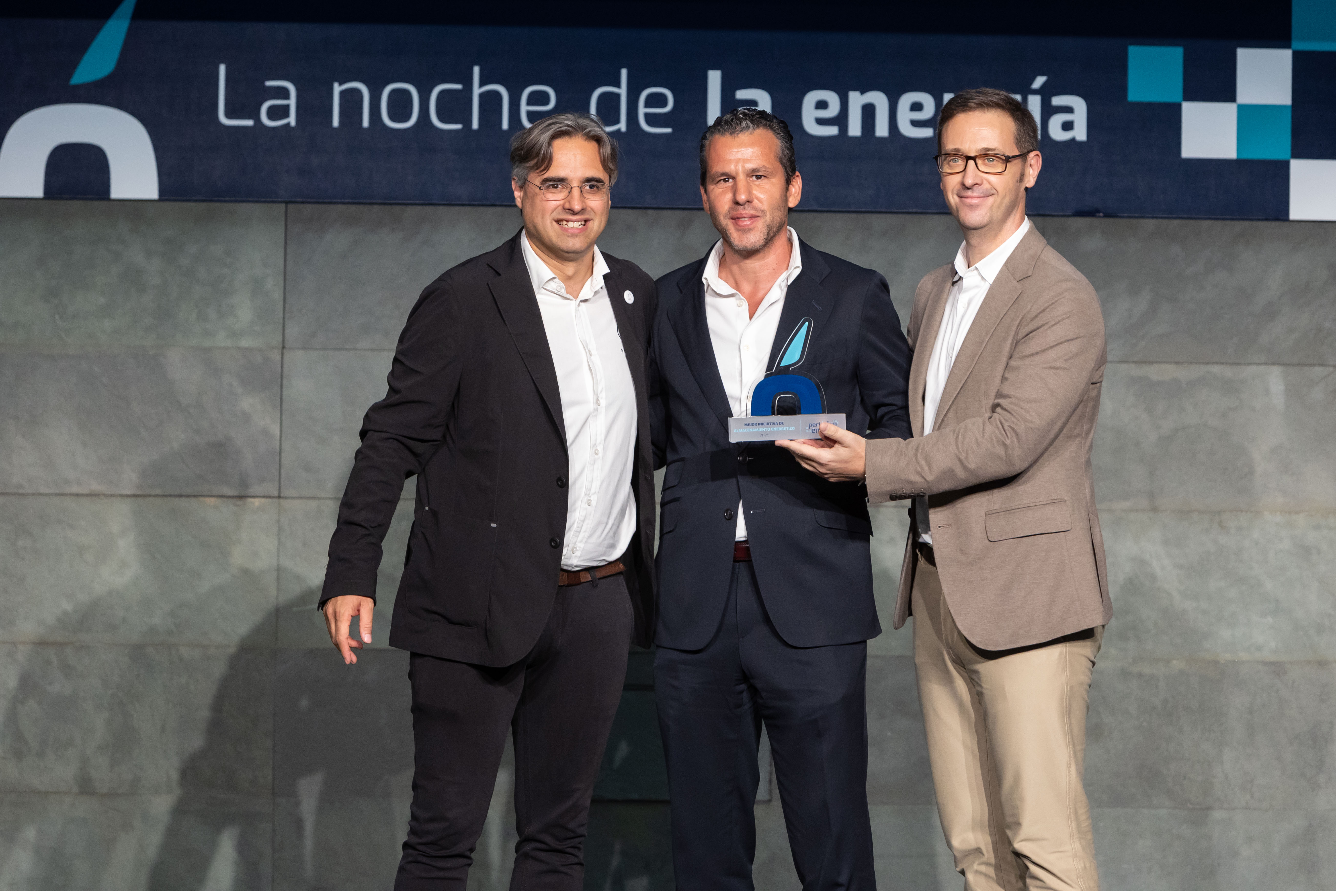  /></p><p>Ganador: <strong>Grenergy</strong> por su proyecto de <strong>Hibridación de la planta Escuderos</strong></p>
<p>El proyecto Escuderos es una iniciativa pionera de hibridación entre energía fotovoltaica y almacenamiento mediante baterías. Grenergy iniciará su construcción en el segundo semestre de este año y espera tener capturando sus 704 MWh de almacenamiento a finales de año.</p>
<p>Finalistas:</p>
<ul>
<li><strong>Altano Energy</strong> por su iniciativa de <strong>Optimización almacenamiento plantas minihidraúlicas</strong></li>
</ul>
<ul>
<li><strong>Acciona Energía y Beeplanet</strong> por su iniciativa <strong>Sistema de almacenamiento con baterías en la planta fotovoltaica Extremadura I, II y III</strong></li>
</ul>
<hr>
<h3><strong>Mejor Iniciativa Pública Energética</strong></h3>
<p>(Patrocinado por Contigo Energía)</p>
<p><img src=
