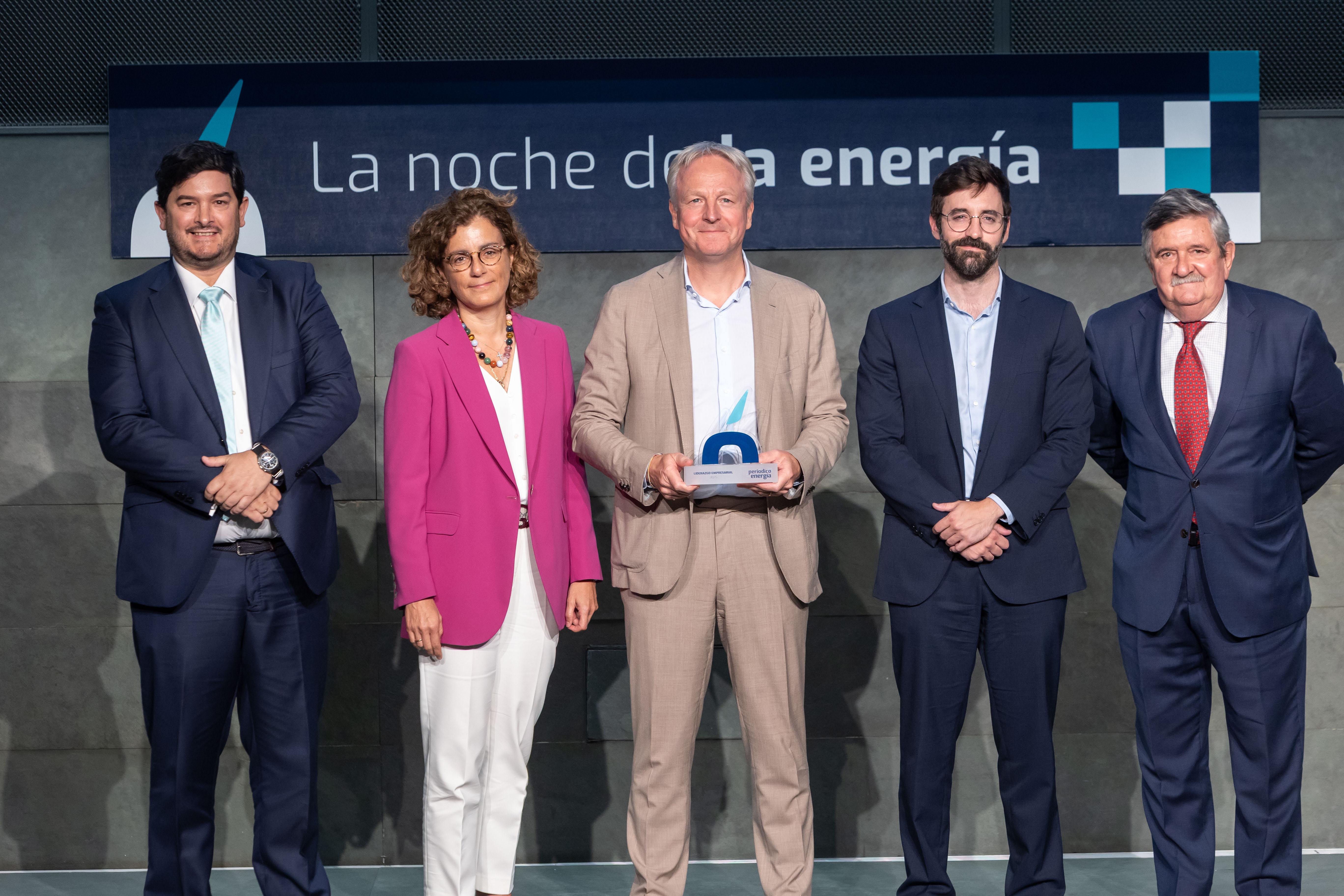  /></p><p>Ganador: <strong>Maarten Wetselaar (Moeve)</strong></p>
<p><strong>Maarten Wetselaar</strong> es el consejero delegado de <strong>Moeve</strong> desde enero de 2022, después de una larga experiencia en Shell de 25 años. Su amplia trayectoria le ha permitido ejercer puestos de responsabilidad en cerca de 40 mercados, lo que le ha permitido residir en siete países de cuatro continentes.</p>
<p>Wetselaar es un referente internacional en la transición energética, algo que impulsa desde Moeve desde que lanzó en 2022 su estrategia de transformación a 2030, <a href=