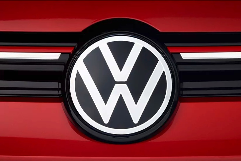 Logo de Volkswagen. - Volkswagen /></p><p>En el plano de los fabricantes, <strong>Volkswagen Group</strong> mantiene su dominio con una cuota mensual del 28,4%, seguido por <strong>Stellantis</strong> con el 14,1% y <strong>Renault Group</strong> con el 11,7%. <strong>Tesla</strong>, sin embargo, vive un momento agridulce: en noviembre vendió 12.130 coches en la UE, un 34% menos que un año antes, situando su total anual en 129.024 unidades. Pese a ello, continúa siendo referencia en eléctricos puros, aunque pierde peso frente a la creciente competencia europea y china.</p>
<p>El ascenso de <a href=
