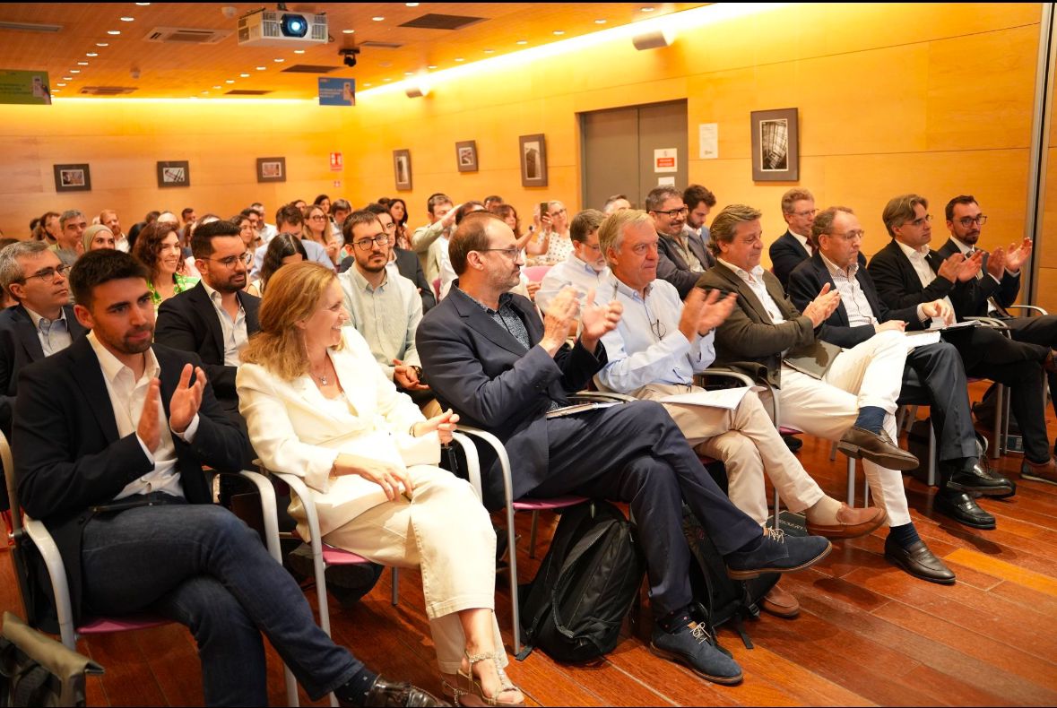  /></p><h3>Un escenario central</h3>
<p>Este estudio lo ha realizado la Universidad Pontificia de Comillas (ICAI) y asegura que el almacenamiento distribuido junto a una gestión de la demanda podría generar unos ahorros al sistema eléctrico de cerca de 1.500 millones de euros al año.</p>
<p>Concretamente, en un escenario central se han considerado para 2030 un despliegue de baterías de 5 GW (centralizadas) y 1,4 GW (distribuidas) junto con una repuesta de la demanda residencial y comercial del 20%.</p>
<p>Con ello el resultado sería asombroso. Para el sistema se ahorrarían 1.447 millones de euros al año, o lo que es lo mismo, un 31,7%, cuantificados en ahorros en anualidades de CAPEX de tecnologías de punta (turbinas de gas en ciclo abierto) que serían unos 355 millones al año, y en costes variables del sistema: combustible, arranque/parada, O&M, emisiones y menores vertidos, unos 1.092 millones de euros al año.</p>
<p>Para el caso de la distribución del sistema, y con este mismo escenario, esta flexibilidad distribuida generaría para la red de distribución unos ahorros de 375 M€/año (77%), cuantificados en ahorros en anualidades de CAPEX y Operación & Mantenimiento de las nuevas infraestructuras en redes de distribución necesarias para cubrir el incremento de demanda pico esperado.</p>
<p><img src=