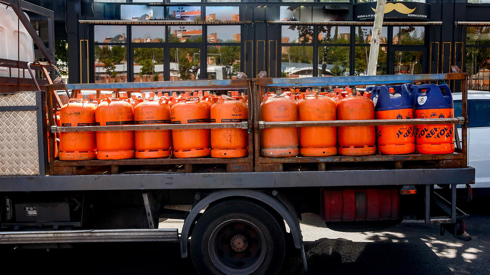 Camión cargado con varias bombonas de butano.  - Ricardo Rubio - Europa Press