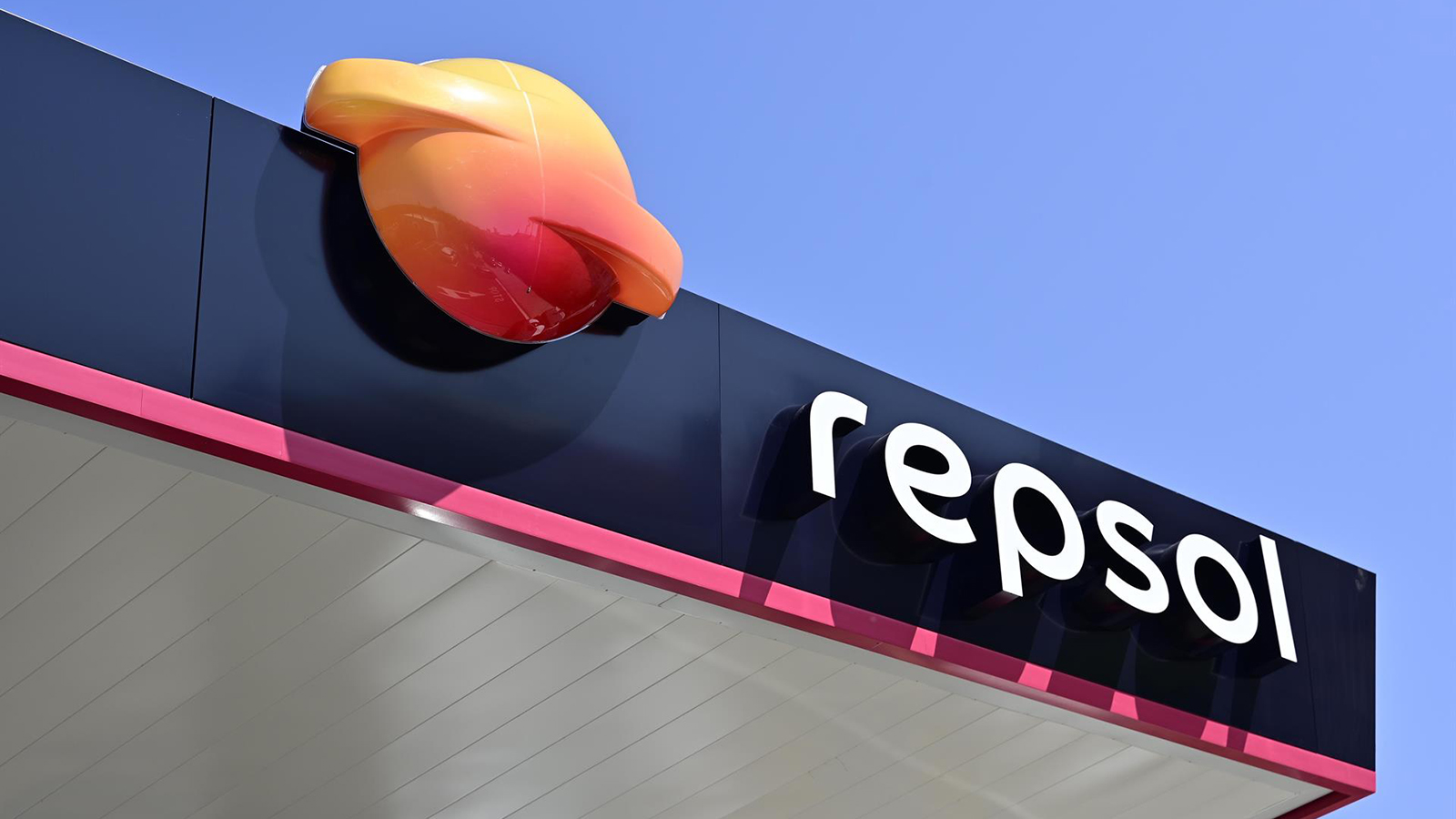 Nuevo logo en la Estación de servicio Belenenses (Portugal) de Repsol. - Repsol