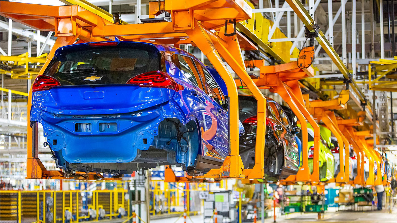 El Chevrolet Bolt se vende en EEUU. - Chevrolet /></p><p>Si bien no se sabe aún qué modelos estarían equipados con estas baterías de LFP, lo que sí es seguro es que se <strong>destinarán a modelos de corte más asequible</strong>. Ahora bien, el pilar maestro de este proyecto de abaratamiento de precio sigue pasando por el desarrollo de las <strong>baterías de litio ricas en manganeso, las comúnmente conocidas como LMR</strong>. Esta química catódica ofrece lógicamente un mayor contenido de manganeso al tiempo que propone niveles considerablemente más reducidos de materiales costosos, como el cobalto y el níquel.</p>
<blockquote><p>Relacionado:</p><p><a href=