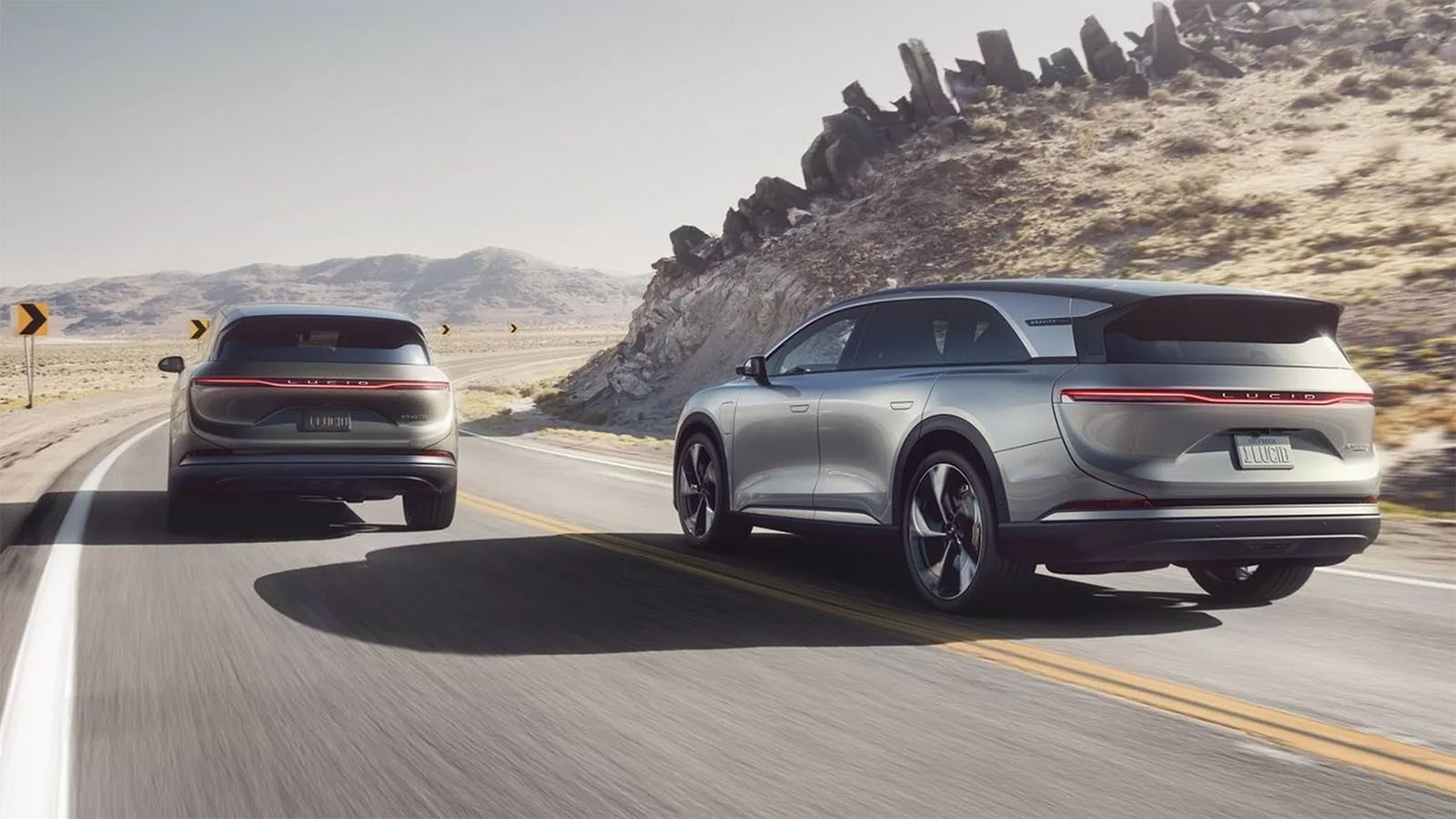 El Lucid Gravity llegará ya con este sistema integrado.  - Lucid /></p><p>Eso sí, Lucid ha afirmado que los conductores podrán usar la función de conducción manos libres y el cambio de carril en <strong>autopistas divididas compatibles, es decir, que no funcionará en todos los escenarios</strong>. De momento la marca no ha especificado qué hace que una autopista dividida sea ‘compatible’ con el sistema.</p>
<p>En comparación con el sistema <strong>Full Self-Driving de Tesla, que suele costar más de 8.000 dólares</strong>, el DreamDrive Pro resulta ser una auténtica ganga porque ya te hemos mencionado que <strong>dicho pack cuesta 2.500 dólares</strong>. Además, Lucid promete que su software propio seguirá evolucionando y añadiendo más funciones a sus coches con actualizaciones periódicas. ¿Será este otro motivo para que las <a href=