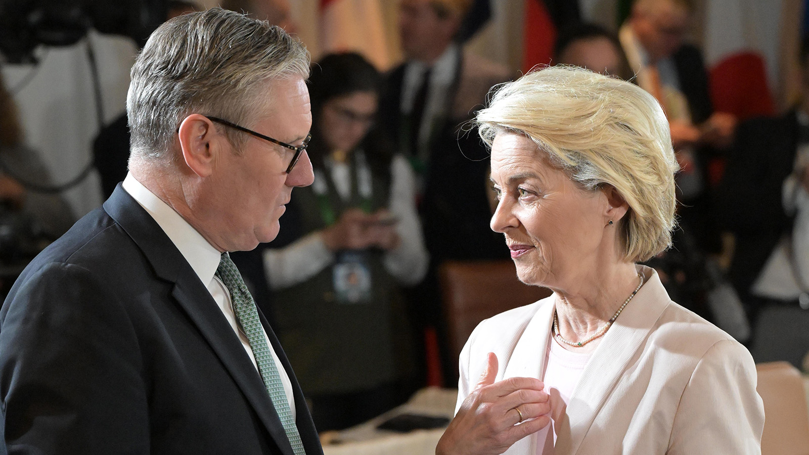 Keir Starmer, primer ministro de Reino Unido y Ursula von der Leyen, presidenta de la Comisión Europea. - Dati Bendo