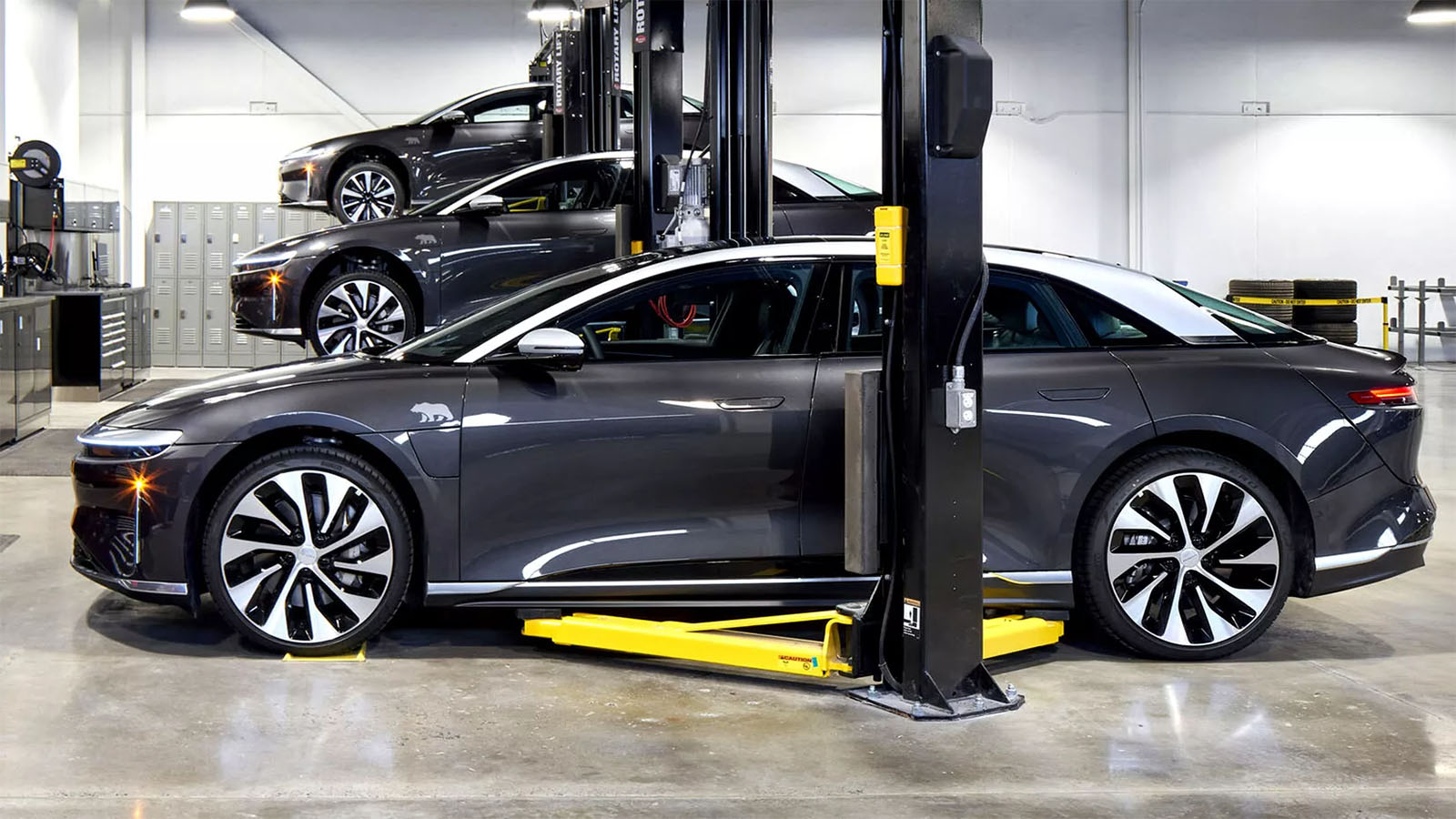 Visita al taller de un Lucid Air.  - Lucid /></p><p>Eso sí, las “visitas relámpago” al taller van en descenso. S<strong>olo el 65% de los propietarios de marcas que no son Tesla resolvieron su problema en una sola parada</strong>. De hecho, un 21% necesitó hasta cuatro o cinco visitas. Pero, al menos, más de la mitad considera que el <a href=