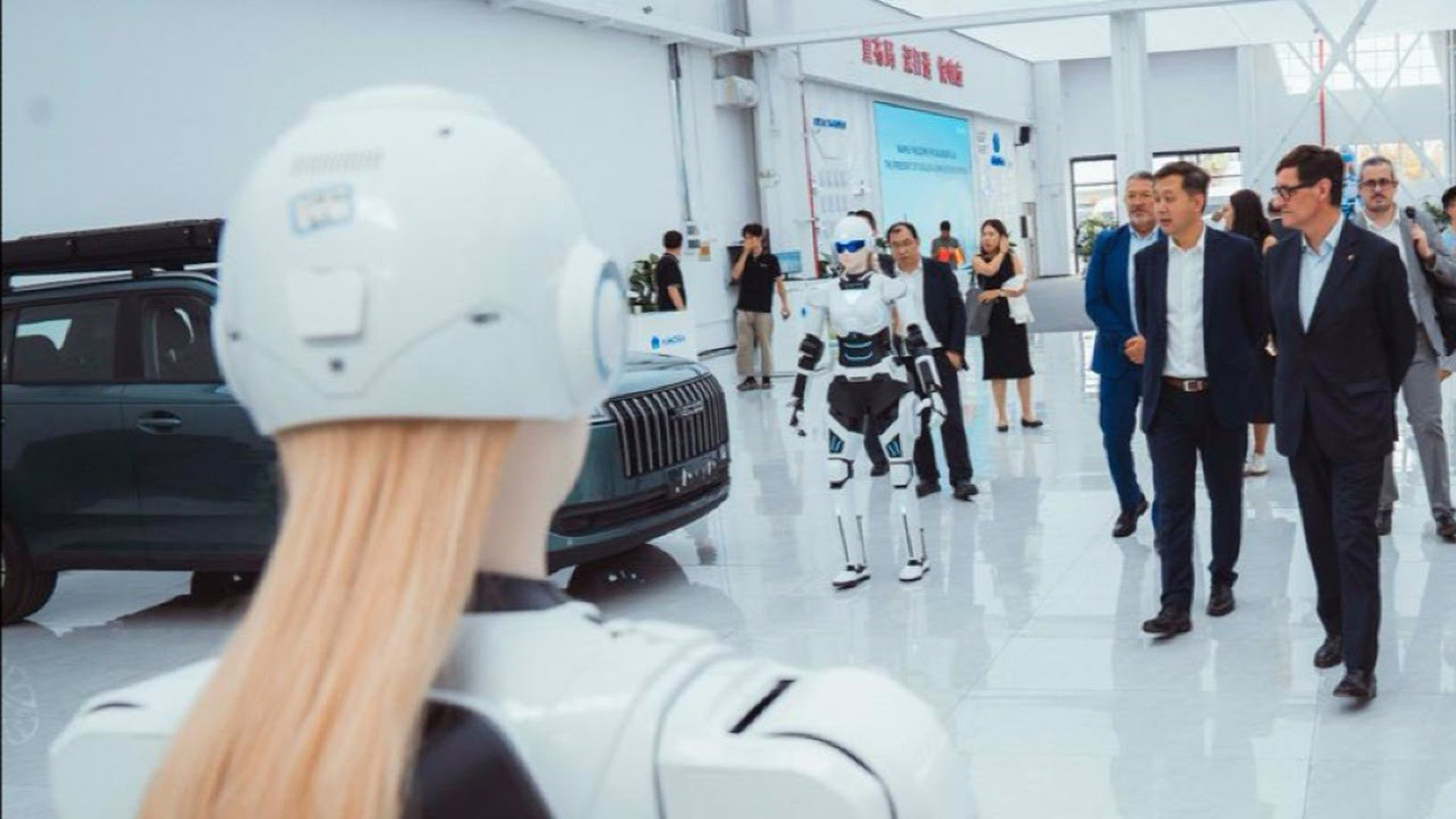 El presidente de la Generalitat, Salvador Illa, durante su visita a la sede central de Chery en Wuhu (China). - Arnau Carbonell - Generallitat 