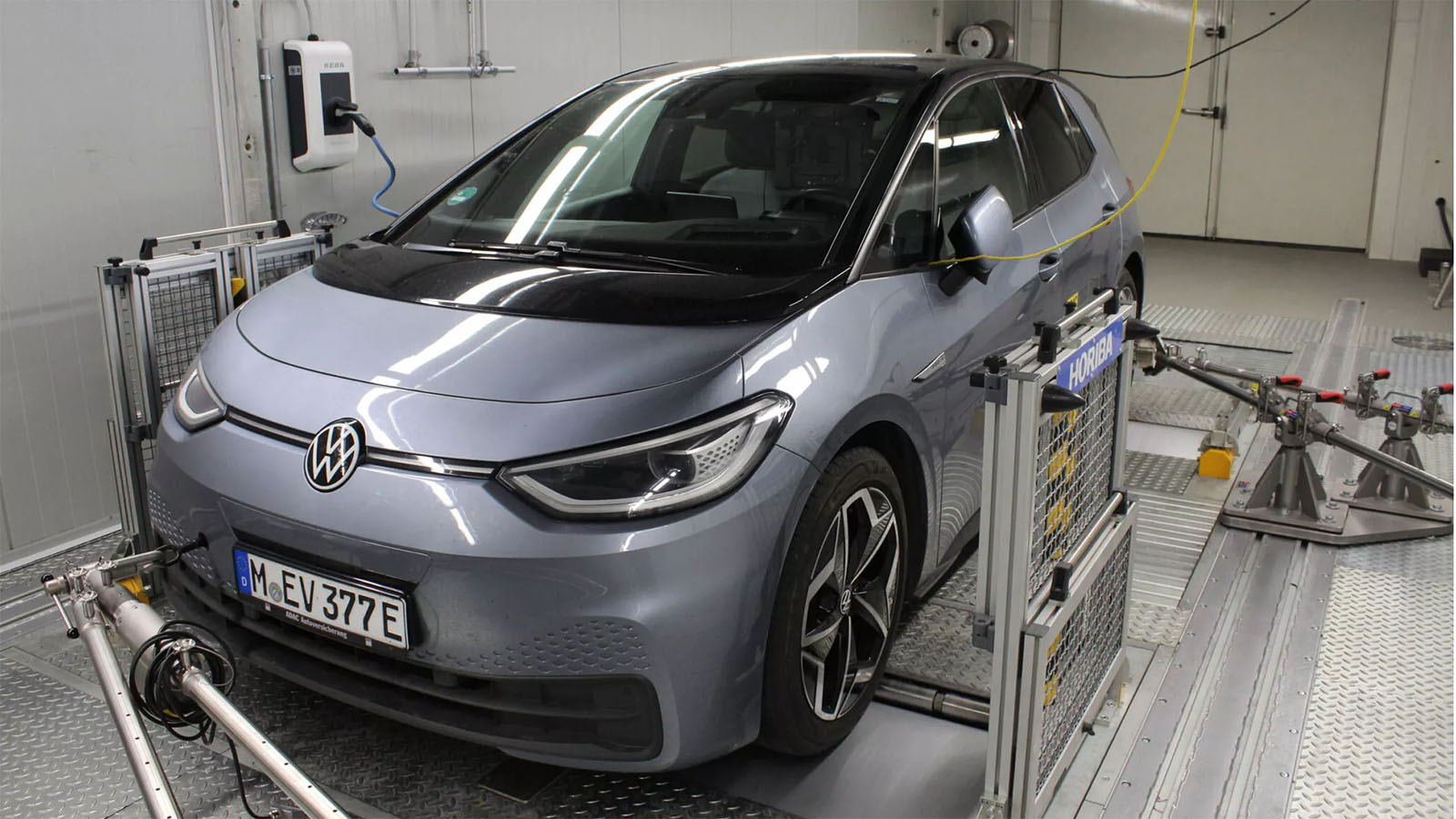 Así se ha testado el Volkswagen ID.3 en el centro del ADAC. - ADAC /></p><p>Porque un estudio llevado a cabo por el club automovilístico alemán ADAC ha seguido durante cuatro años a un <strong>Volkswagen ID.3 Pro S Tour equipado con la batería de 77 kWh</strong> con el objetivo de conocer, precisamente, cómo se desgastaba la propia batería obteniendo unos resultados más que sorprendentes. A pesar de haber <strong>recorrer más de 172.000 kilómetros (107.000 millas), el coche solo ha perdido 12 km autonomía útil y el 9% de su capacidad</strong> energética original, situándose todavía muy por encima del umbral contemplado en la garantía oficial de la batería, que cubre hasta el 70% después de 160.000 km o 10 años.</p>
<blockquote><p>Relacionado:</p><p><a href=