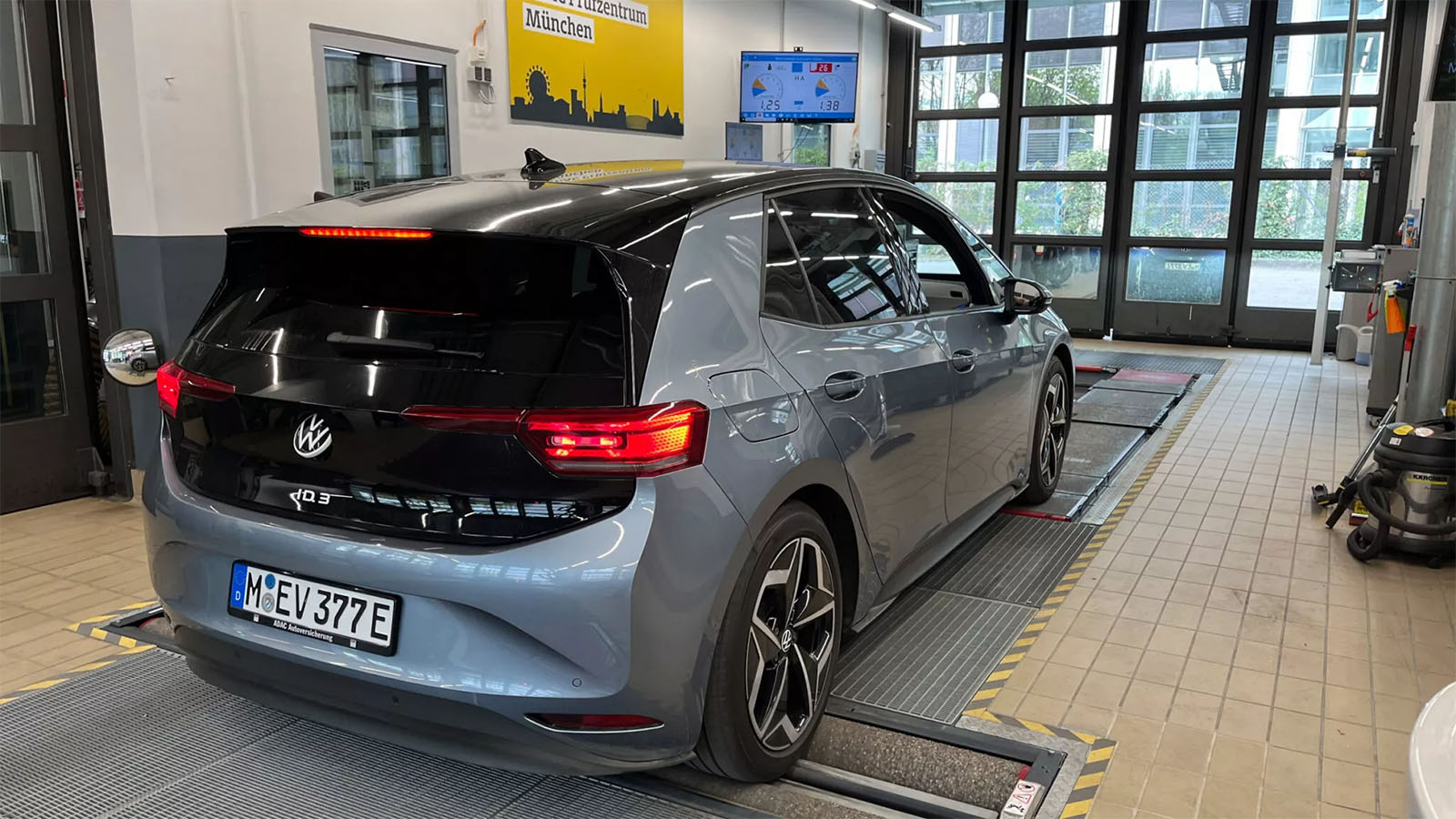 Tras actualizarse, el consumo fue incluso inferior.  - ADAC /></p><p>Pero el resultado más llamativo es que, lejos de reducirse, la <strong>eficiencia energética del coche mejoró a lo largo de la prueba</strong>. Al inicio, la autonomía real del coche era de 438 km, muy alejada de los 525 km oficiales pero tras esos cuatro años, aún era capaz de recorrer 425 km antes de tener que volver a recargar. Condición que se ha conseguido gracias a una <strong>actualización de software</strong>, pasando así de un consumo inicial de 20 kWh/100 km a 18,3 kWh/100 km, lo que le ha permitido recorrer 5,4 km por cada kWh frente a los 5 km originales. Esta actualización tecnológica fue clave para compensar el desgaste natural de la batería y a mantener el alcance real casi sin cambios. Otra gran ventaja tras esta actualización <strong>fue la relacionada con la <a href=