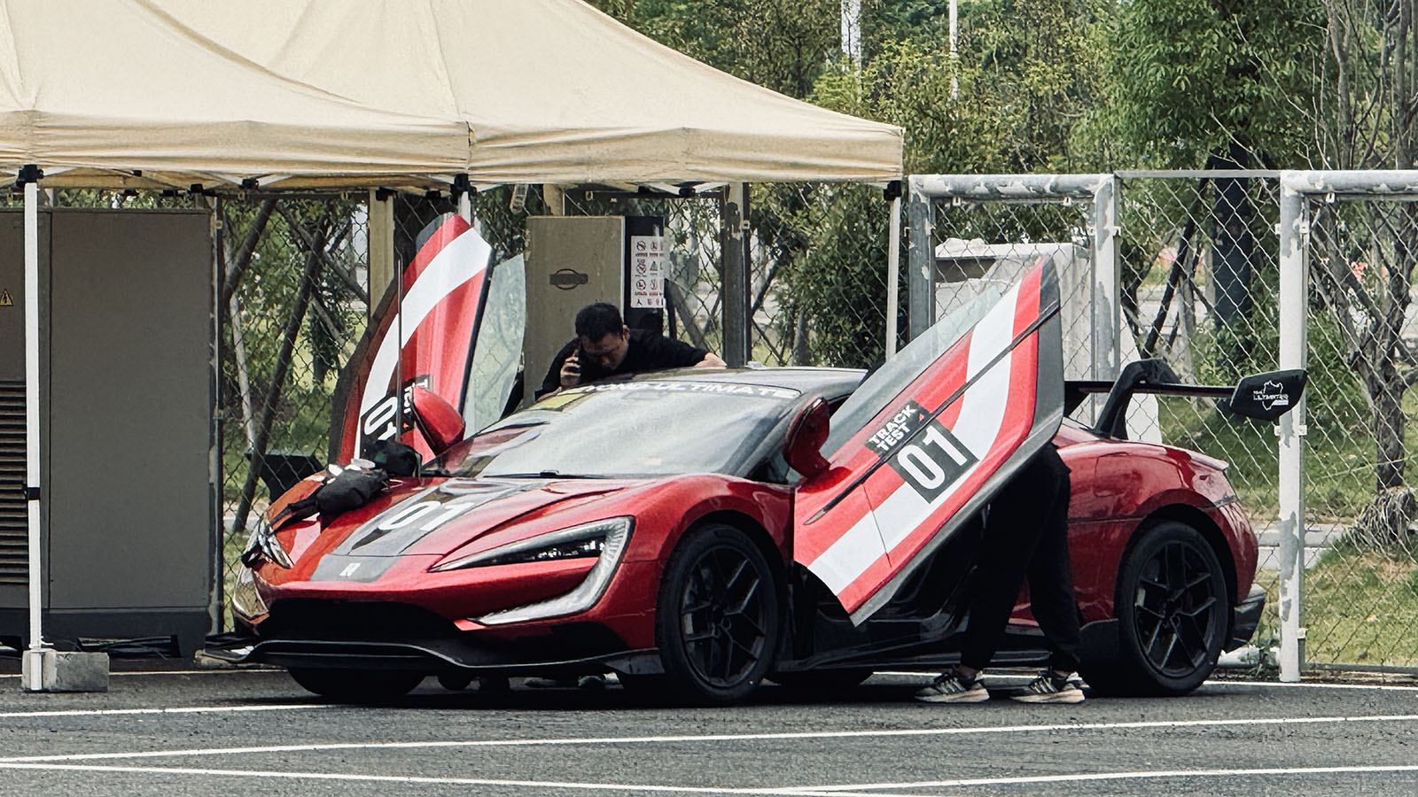 El récord lo logró el pasado 8 de agosto.  - Yangwang /></p><p>El sistema de vectorización de par ajusta el reparto de potencia <strong>entre las ruedas más de cien veces por segundo</strong>, asegurando tracción y estabilidad incluso más allá de los 400 km/h. Esta sofisticación se apoya en la suspensión inteligente DiSus-X, que adapta en tiempo real la rigidez y el recorrido de cada rueda para garantizar contacto total con el asfalto en cualquier circunstancia.</p>
<h3>Tecnología y sostenibilidad: una nueva era</h3>
<p><img src=