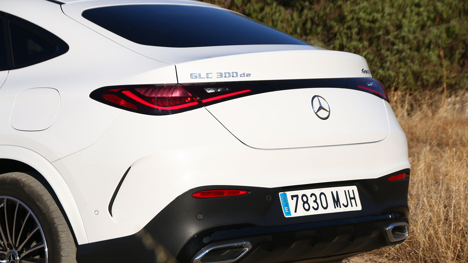 La caída coupé es la que le aporta personalidad.  - K.S. /></p><p>Pero el tercer punto es el primordial. Y es que cuando se acaba la energía, el sistema funciona como un híbrido autorrecargable combinado con un motor diésel, es decir, que si te lo propones, <strong>no vas a consumir más de 6 l/100 km</strong>. Y aquí te lo vuelvo a decir con rotundidad porque he cubierto más de 1.200 km, en un viaje de largo recorrido, permitiéndome gastar esa cifra tan exigua y lo que es más importante, con los <strong>62 litros de depósito al máximo podemos llegar a cubrir más de 1.000 km</strong> sin tener que parar en la gasolinera: una auténtica pasada la verdad y que pone más en valor el uso de estas dos tecnologías.</p>
<h3>Como un eléctrico más</h3>
<p><img src=