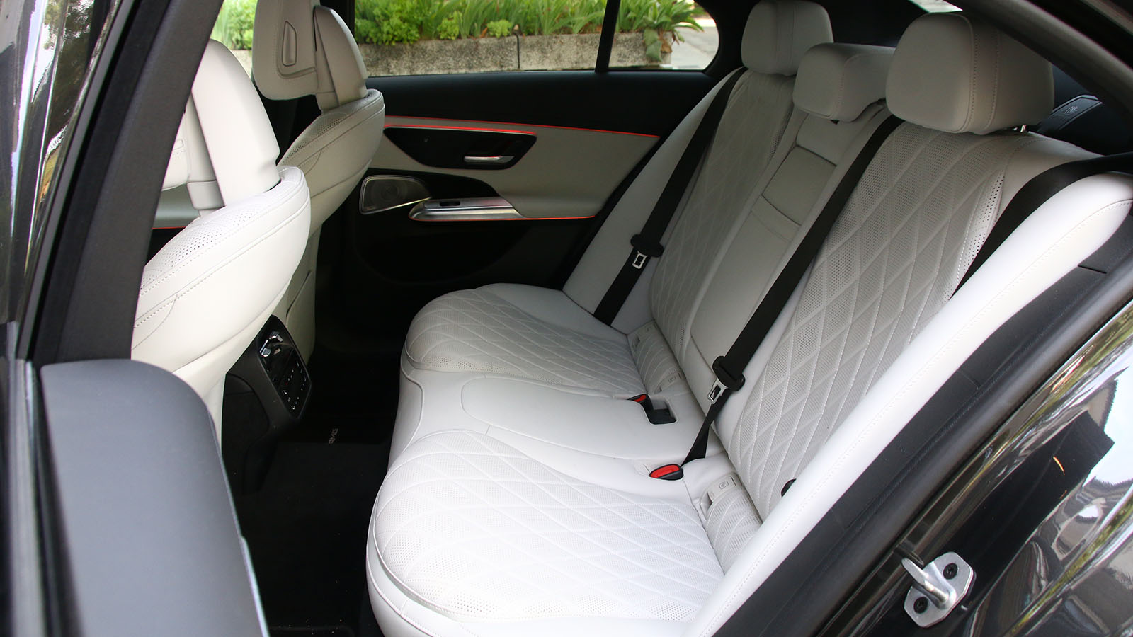 Las plazas traseras son amplias a la par que cómodas.  - Mercedes-Benz /></p><p>Nuestro viaje <strong>comenzó con una autonomía de unos 850 km</strong> ya que hasta que nos hemos puesto en marcha hemos estado asistiendo a diferentes eventos recorriendo algo más de 150 km hasta el inicio, aunque también nos servirán para contabilizar al final los kilómetros realizados. Con todo, la realidad ha sido que en carretera y después de haber cubierto ya varias decenas de kilómetros, el consumo medio está cifrado en <strong>aproximadamente 5,5 l/100 km lo que nos daría para alcanzar los 1.200 km sin repostar</strong>. En este caso, estamos con el modo Eco activado que fuerza la conducción eficiente al permitir desconectar el motor de combustión determinadas circunstancias para así ahorrar combustible. Esto es posible gracias a la suma de este sistema eléctrico adicional.</p>
<blockquote><p>Relacionado:</p><p><a href=