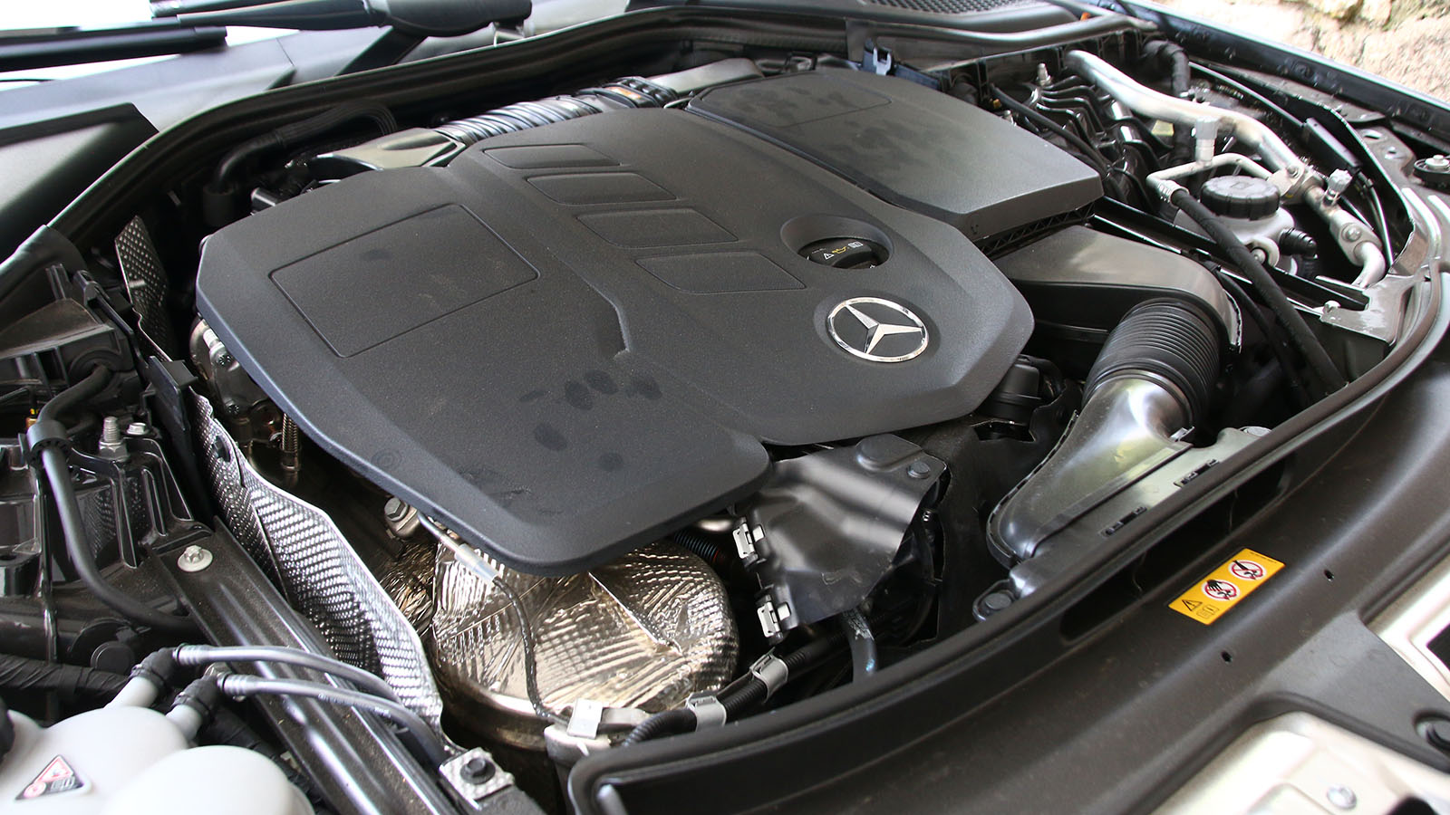 El bloque diésel empuja de manera sobrada. - K.S. /></p><p>Un elevadísimo confort de a bordo determinado igualmente por unos asientos excepcionales que sujetan a la perfección nuestro contorno y en el que además de tener calefacción, ventilación y masaje (opcionales eso sí), contamos con el <strong>sonido 4D del equipo Burmester</strong> para que la experiencia sea mayor. Por otro, un elenco de asistentes a la conducción amplísimo con entre otros, control de crucero adaptativo con distancia de seguridad y adaptación de a la velocidad de la vía, cámaras 360º, asistente de frenado activo, de ángulo muerto, de cambio de carril, de maniobra evasiva… A los que se suma un sistema que ya hemos visto en otros modelos pero que fue Mercedes-Benz quien lo estrenó: <strong>el cambio de carril automático</strong> que nos asiste precisamente en los cambios de carril sobre todo en autopista.</p>
<p><img src=