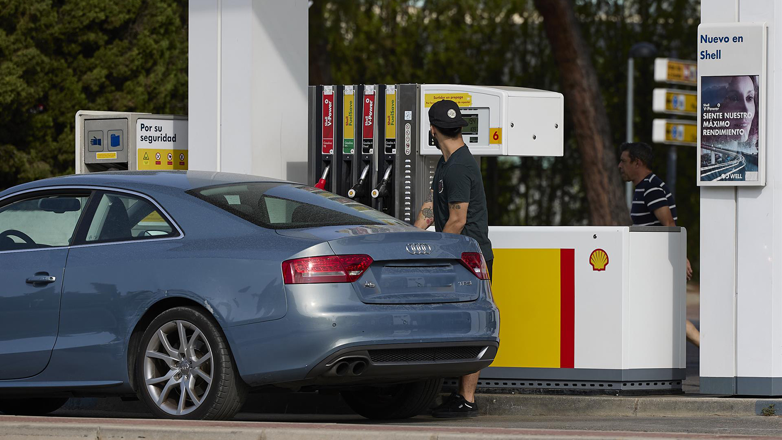 Un coche reposta en una gasolinera. - Jesús Hellín - Europa Press /></p><p>Para optimizar la sostenibilidad y el ahorro, la procedencia renovable de la electricidad usada para cargar el coche es esencial. <strong>El eléctrico es más rentable y sostenible si se recorren más de 15.000 km al año y se cuenta con punto de carga propio</strong>. Si el usuario hace pocos kilómetros anuales (menos de 10.000 km/año), la amortización se alarga y en muchos casos, un gasolina sigue resultando más barato inicialmente.</p></div></body></html>