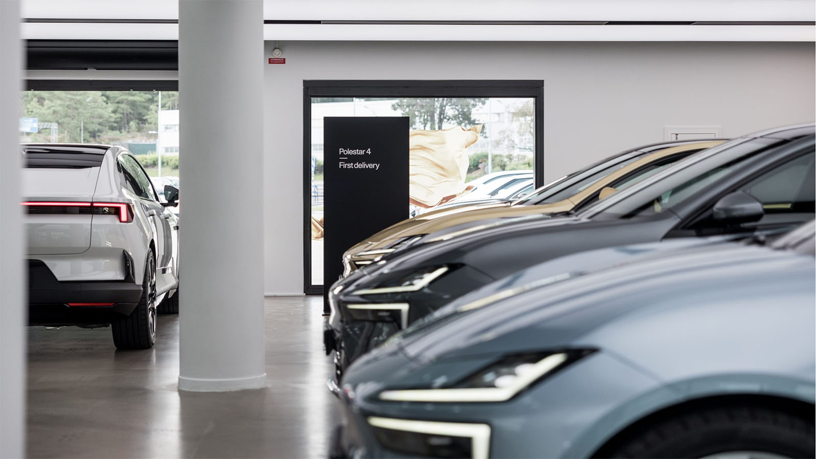 Concesionario Polestar. - Polestar /></p><p>Mientras Europa debate cómo blindarse frente a la ofensiva china, Canadá ha optado por un enfoque muy distinto al <strong>sellar un acuerdo con Pekín para rebajar drásticamente la tensión en torno a los vehículos eléctricos</strong>. El Gobierno de Mark Carney permitirá la importación de hasta 49.000 coches eléctricos chinos con un arancel del 6,1%, el tipo aplicable al régimen de “nación más favorecida”, frente al recargo del 100% que Ottawa había impuesto en 2024 siguiendo la estela de Estados Unidos.</p>
<p>La cuota, equivalente a algo menos del 3% del mercado canadiense de vehículos nuevos, busca <strong>reactivar un flujo comercial</strong> que prácticamente se había congelado, al tiempo que sirve como moneda de cambio para atraer inversiones chinas en la cadena de valor del vehículo eléctrico y en renovables, y <strong>para desbloquear las exportaciones agroalimentarias canadienses castigadas por Pekín.</strong></p>
<p><img src=