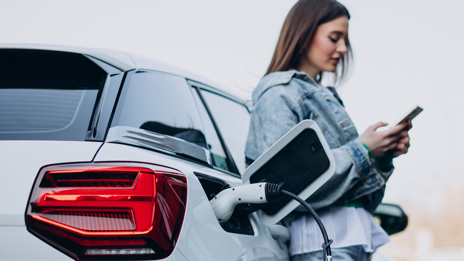 La carga también se ve afectada por el calor. /></p><p>Otro detalle llamativo es que el <strong>proceso de carga rápida también se resintió mínimamente</strong>: ni Tesla ni KIA lograron sus mejores tiempos, aunque la penalización apenas fue de 5 minutos extra respecto a condiciones ideales. El Citroën, limitado por su sistema de refrigeración por aire, experimentó mayores demoras y dependía de cargadores menos potentes. En definitiva, con este test de What Car? se vuelve a demostrar, con pruebas reales y transparentes, que la movilidad eléctrica sigue siendo válida en verano… pero necesitará acompañarse de información realista, tecnología avanzada y, sobre todo, planificación cuando el calor no da tregua.</p></div></body></html>