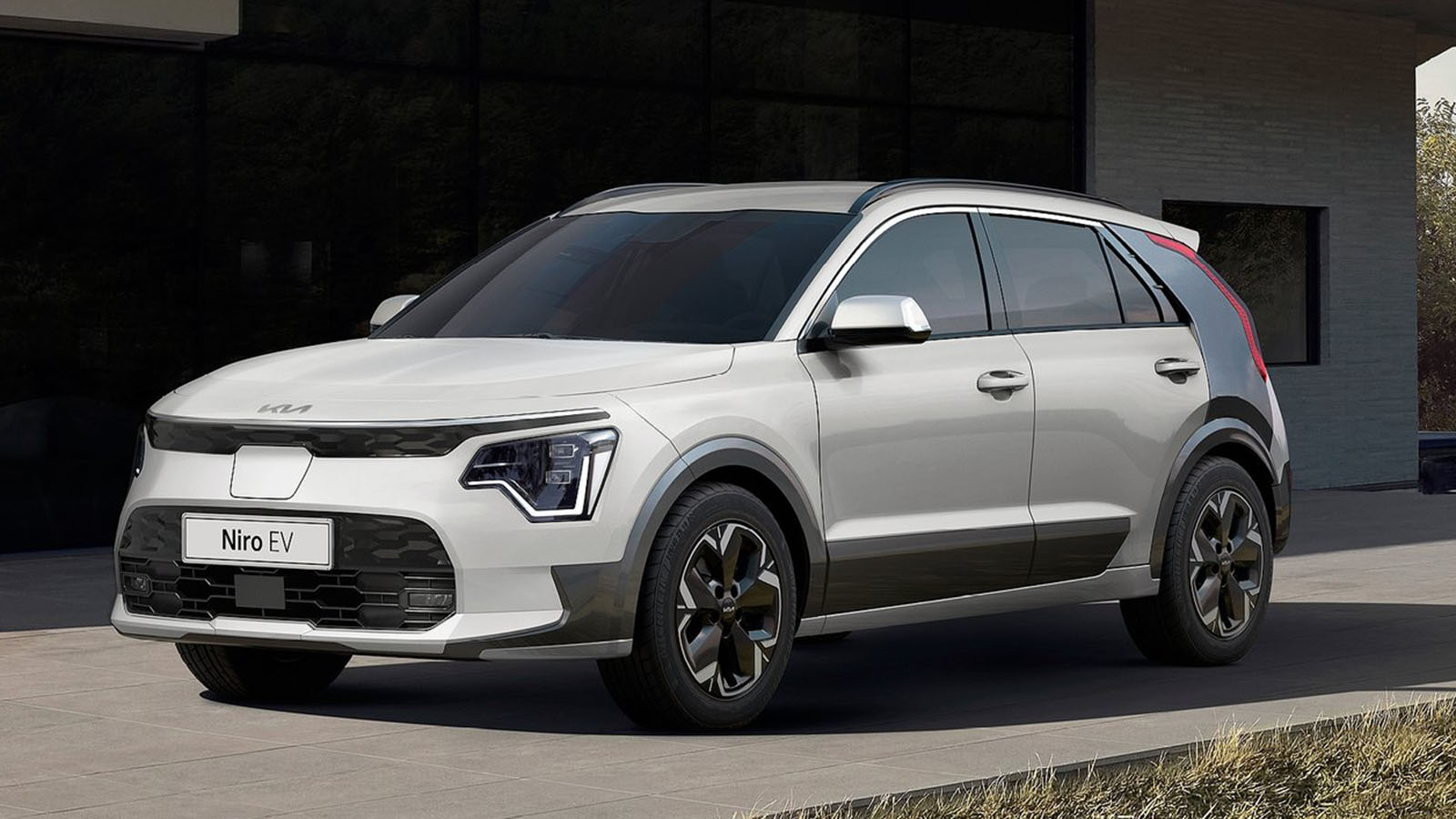 KIA /></p><p>Ahora bien, el ganador indiscutible de este ranking es, sin lugar a dudas, el <strong>Kia Niro EV (contacto)</strong>, que alcanza una puntuación de 99 sobre 100 en el índice de valor y rendimiento. Su precio de reventa es competitivo, alrededor de 10.300 euros, y ofrece una autonomía de 340 km, lo que lo posiciona como un vehículo eficiente para la mayoría de usos diarios sin tener que andar preocupado por la autonomía. Cuenta además con una <strong>valoración global sólida de 8,2</strong>, basada en las opiniones de conducción, confort, tecnología e interior, lo que refleja una experiencia de usuario muy satisfactoria.</p>
<p>Filipp Sevostianov, CEO de eCarsTrade, concluye que “el mercado de EV usados está alcanzando su madurez con vehículos de tres a cinco años que mantienen gran parte de su autonomía original, de un 85 a 90%, convirtiéndolos en opciones sólidas a largo plazo. Los compradores ahora consideran no solo el precio de compra, sino el coste total de propiedad, incluyendo infraestructura de carga y ahorro en mantenimiento, lo que está cambiando la percepción hacia estos coches eléctricos usados”.</p></div></body></html>