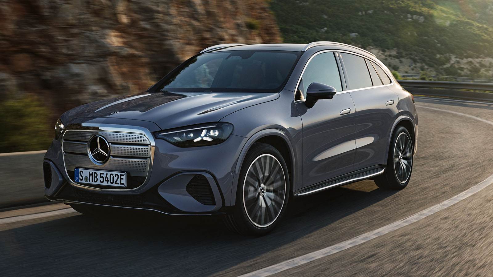  /></p><p>El GLC 400 EQ eléctrico revoluciona la gama SUV premium, con autonomía de hasta 735 km, carga de 400 kW y una MBUX Hyperscreen de 39,1 pulgadas que domina todo el salpicadero. Destaca su diseño renovado y un interior digital de vanguardia que anticipa la evolución de toda la familia Mercedes.</p>
<p>El nuevo Clase C, por su parte, que comparte la tecnología digital del GLC, se electrifica con versiones híbridas de última generación y una futura variante 100% eléctrica que llegará en 2026, apostando por conducción automatizada y refinamiento más premium aún.</p>
<h3>Porsche 911 Turbo S Hybrid y Cayenne Electric</h3>
<p><img src=