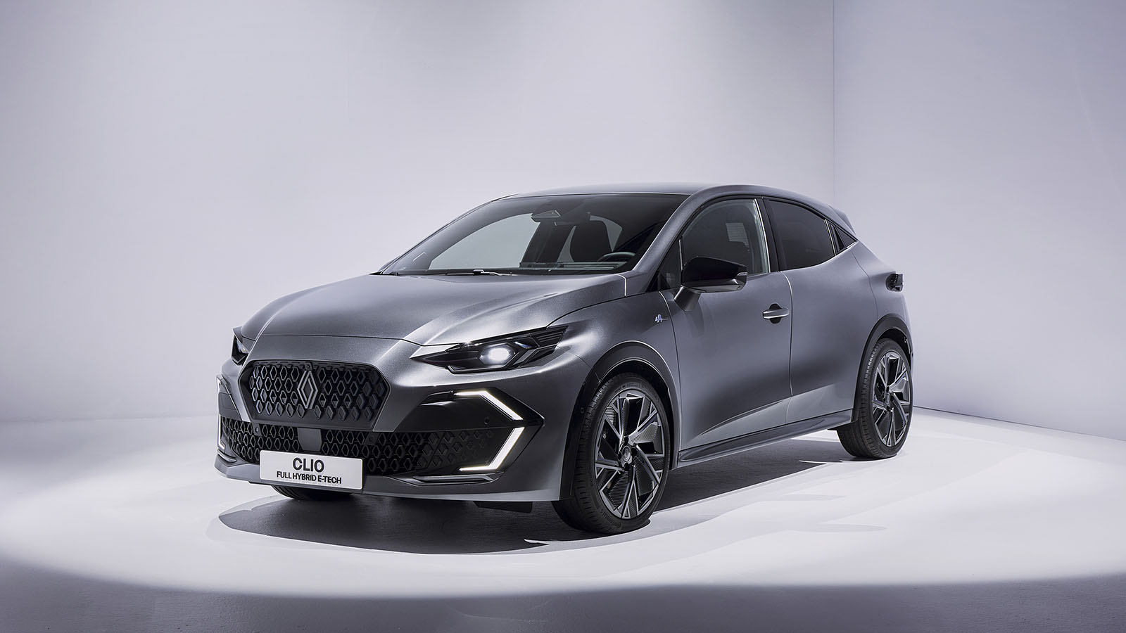  /></p><p>La sexta generación del Clio se reinventa en lo que a diseño se refiere (mide 4,12 metros) con un lenguaje muy radical y muy aerodinámico o un interior en línea con los últimos productos de la marca con dos pantallas de 10”, la del centro con Google. En lo que a motorizaciones se refiere, podrá escogerse con alternativas de gasolina, GLP e híbrida con 160 CV que solo consume 3,9 l/100 km. Llegará a finales de 2025.</p>
<h3>Volkswagen ID.Polo / ID.Cross Concept</h3>
<p><img src=