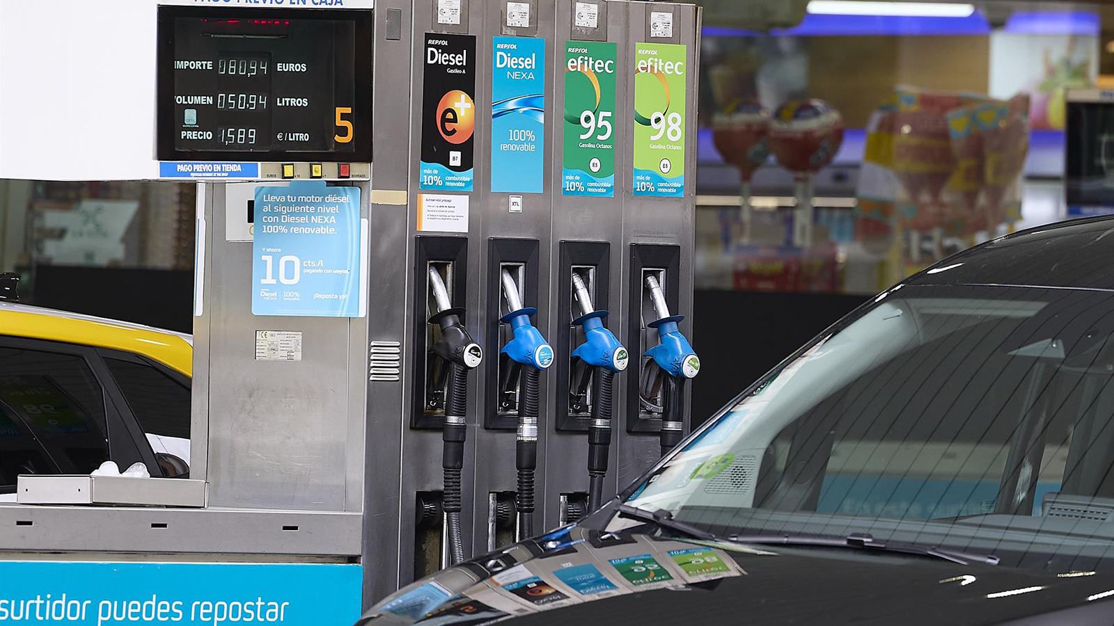 Surtidores de una gasolinera Repsol, a 22 de junio de 2025, en Madrid (España). - Jesús Hellín - Europa Press /></p><p>En contraste, un vehículo diésel con consumo medio de 6 l/100 km y un precio medio del diésel en 2025 de 1,41 €/l, gasta unos 8,46 € cada 100 km. Un coche de gasolina, con un consumo medio de 7 l/100 km y precio medio de 1,58 €/l, supone un gasto aproximado de 10,43 € por 100 km. Esto significa que, aunque la recarga rápida tiene un coste superior al doméstico, <strong>un coche eléctrico sigue siendo alrededor de un 32% más económico</strong> que un modelo gasolina y un poco más barato que un diésel en recorrido similar.</p>
<blockquote><p>Relacionado:</p><p><a href=