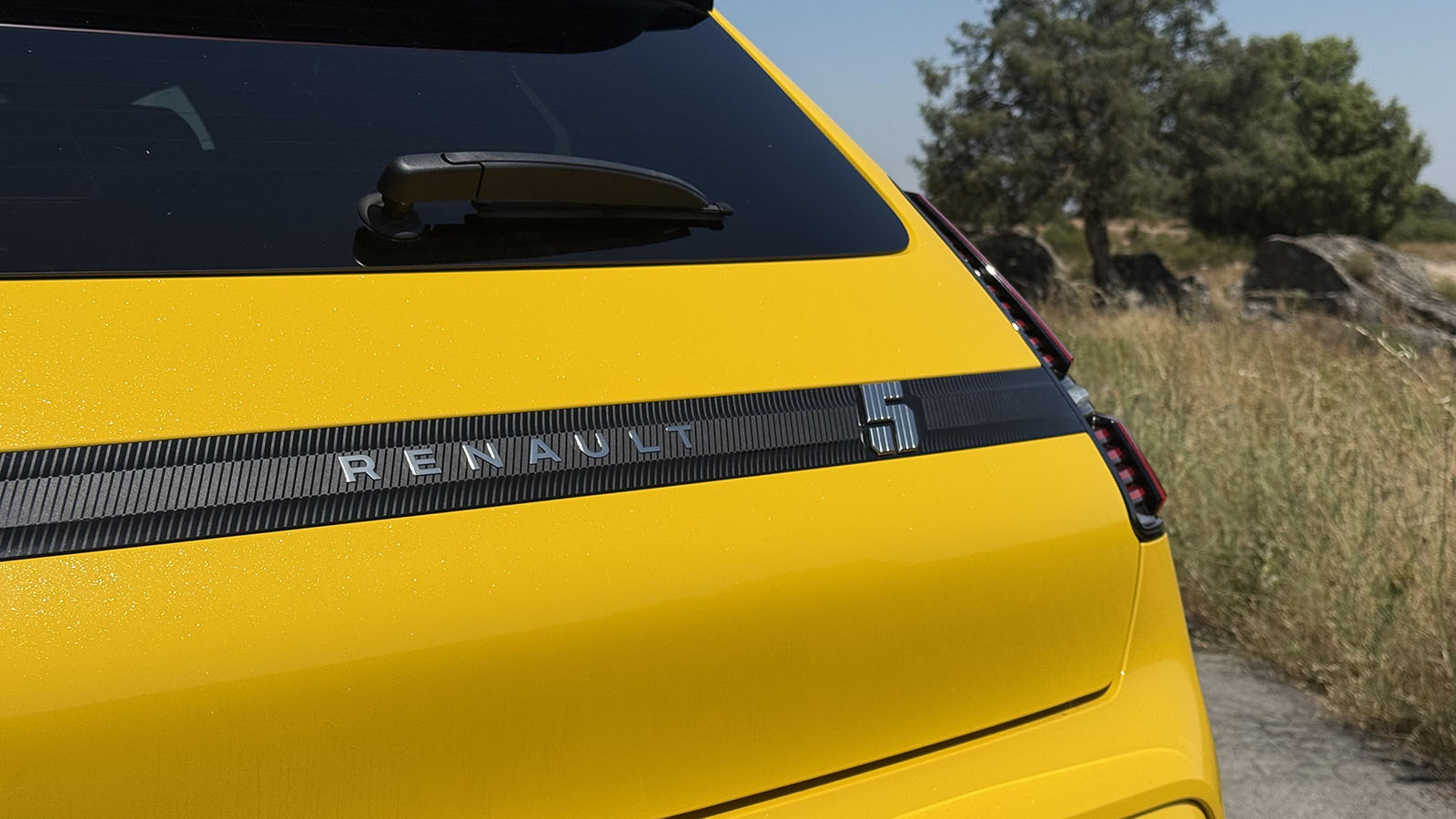 Está actualmente en el top 5 de ventas.  - K.S. /></p><p>En el caso del <strong>150 CV con batería grande, parte de los 29.731 euros y si te vas a este iconic</strong>, ya tienes que desembolsar 33.571 euros que, eso sí, se convierten en 35.967 euros para tener esta unidad que es, sencillamente, espectacular. Sea como fuere, lo retro llama y ojo, está en precio ya que solo los <a href=